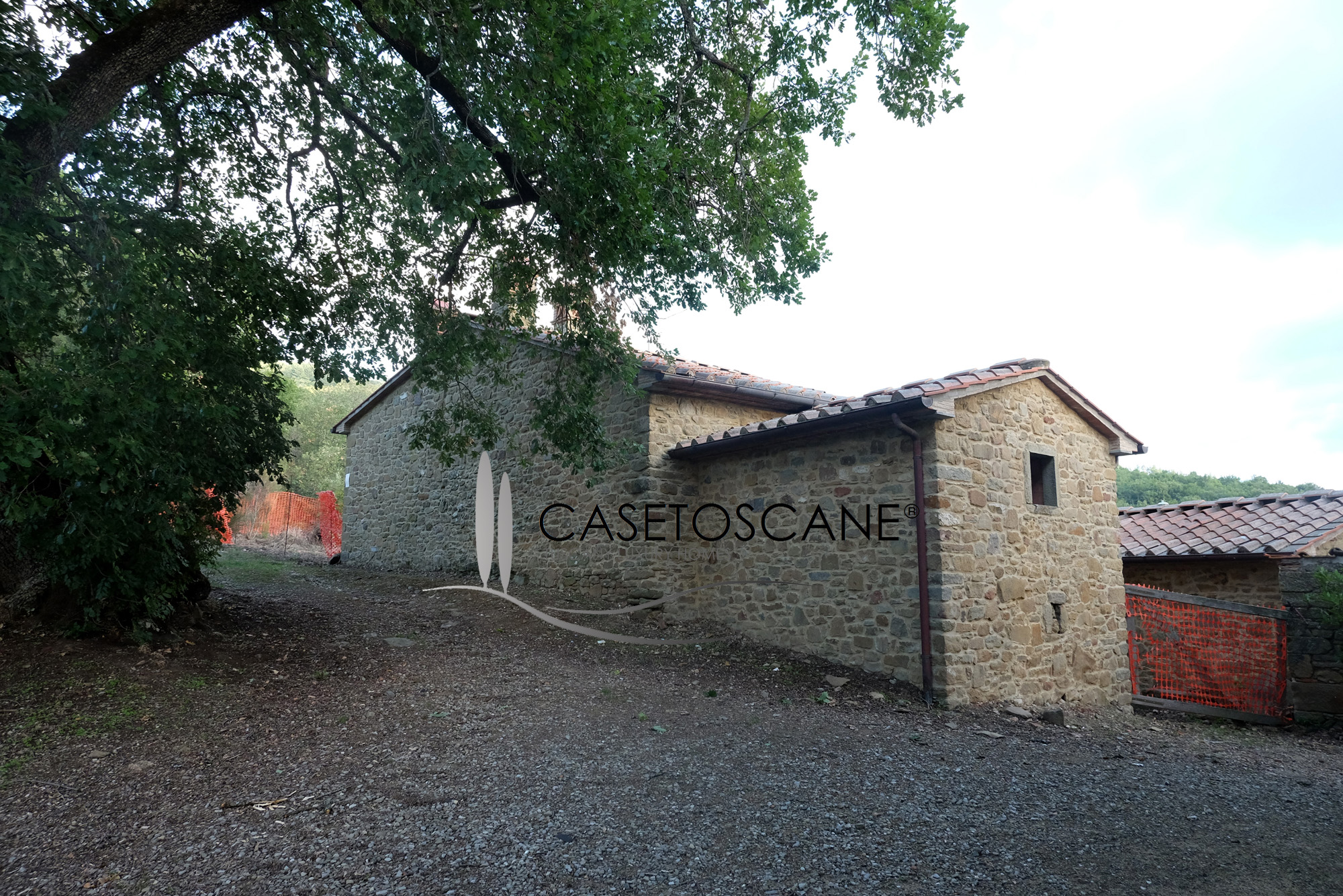 S250 - Casale con annesso già ristrutturato al grezzo con terreno di circa mq.3500 in bellissima posizione a 20' da Arezzo.