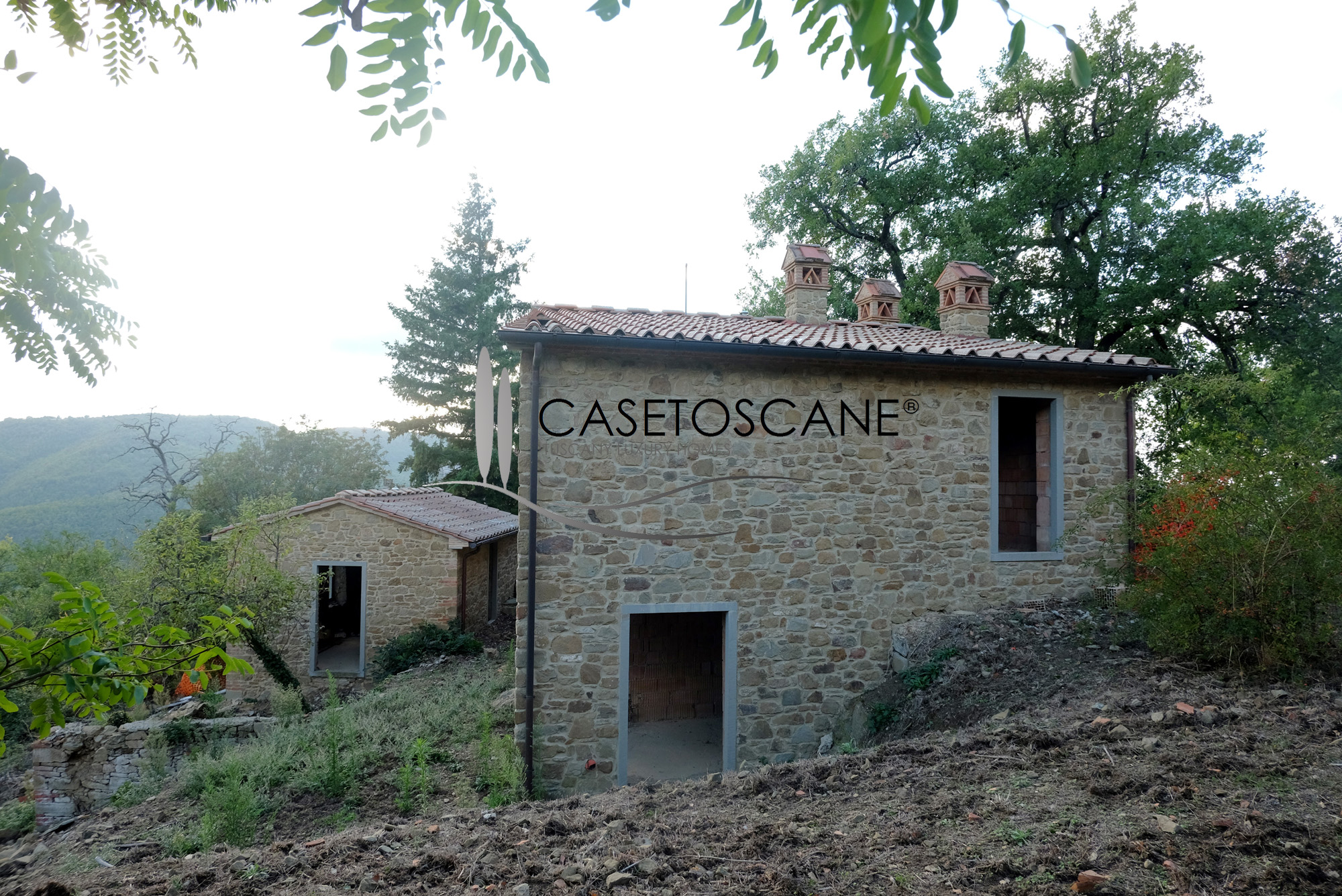 S250 - Casale con annesso già ristrutturato al grezzo con terreno di circa mq.3500 in bellissima posizione a 20' da Arezzo.