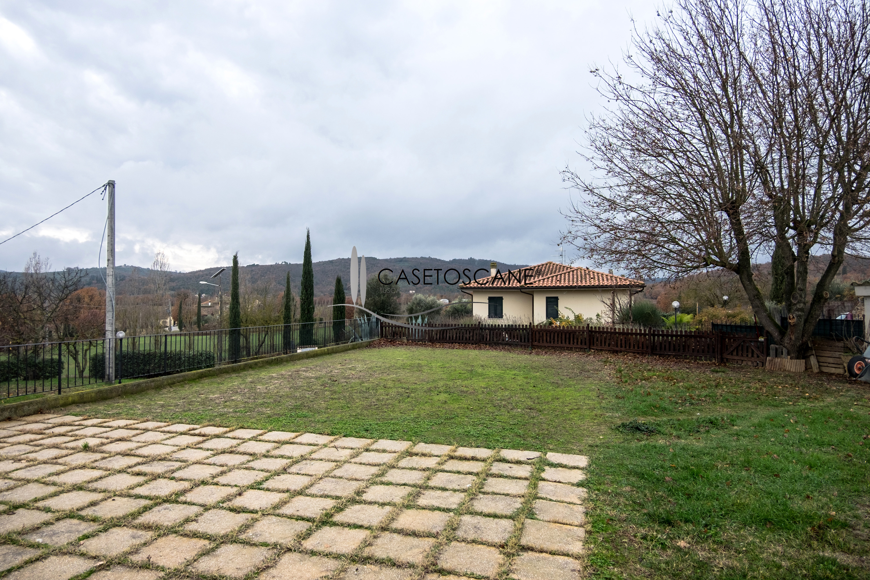 3087 - Villetta a schiera capotesta di mq.150 di recente costruzione a Lucignano (AR), con ampio giardino di mq.300.
