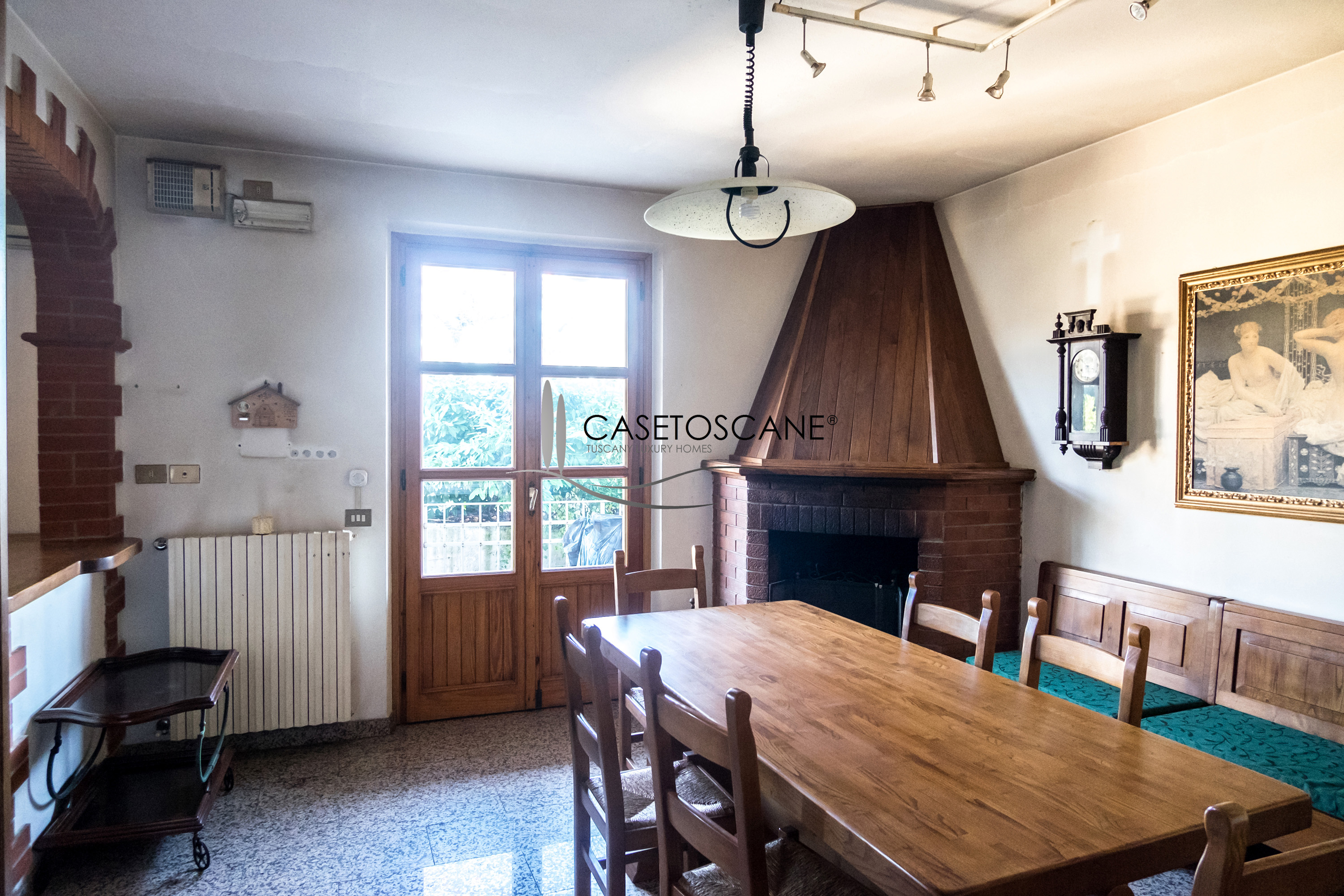 3086 - Abitazione bifamiliare con una unità terminata e una al grezzo, con ampi magazzini e giardino di oltre mq.3.000 a Lucignano (AR).
