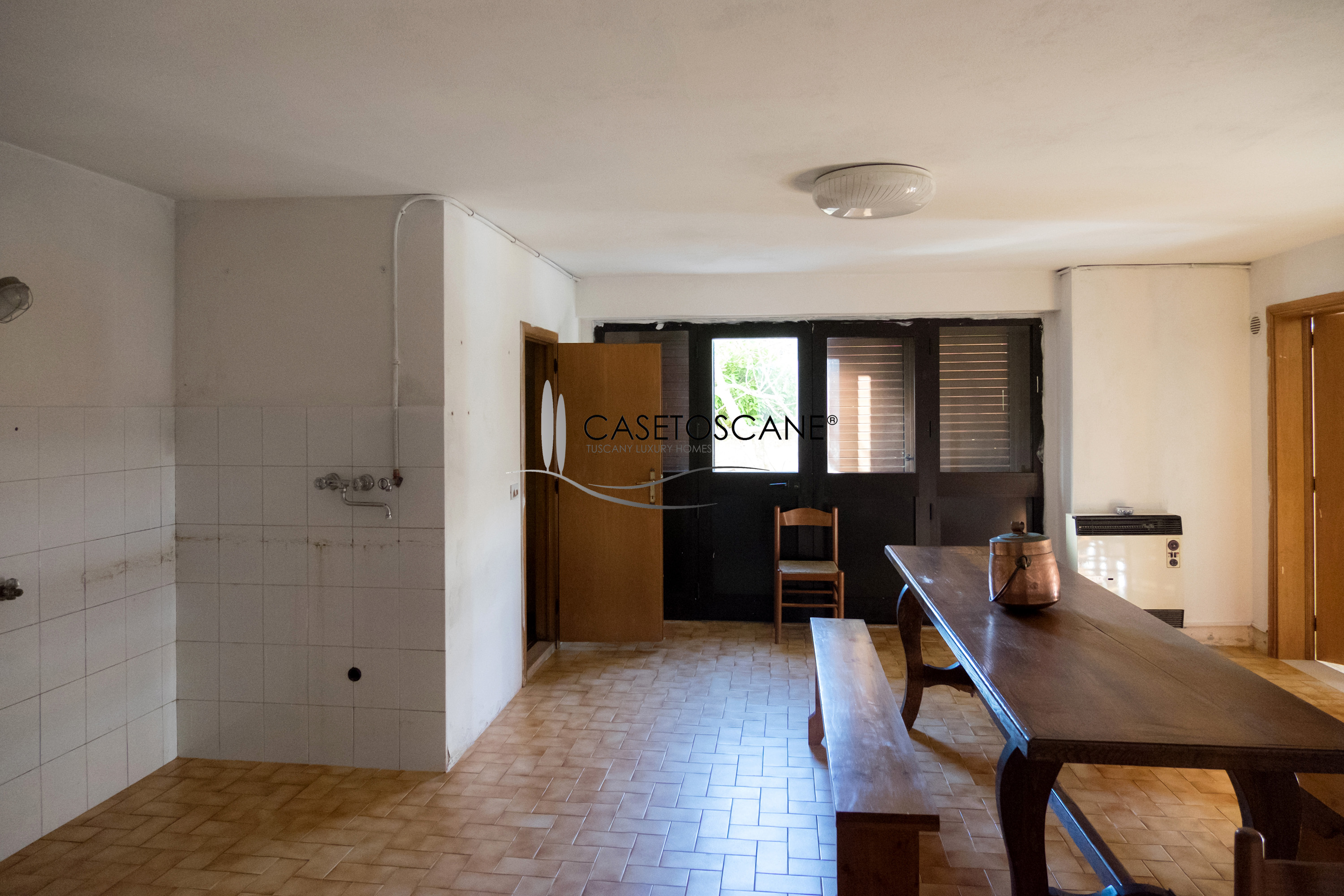 3086 - Abitazione bifamiliare con una unità terminata e una al grezzo, con ampi magazzini e giardino di oltre mq.3.000 a Lucignano (AR).