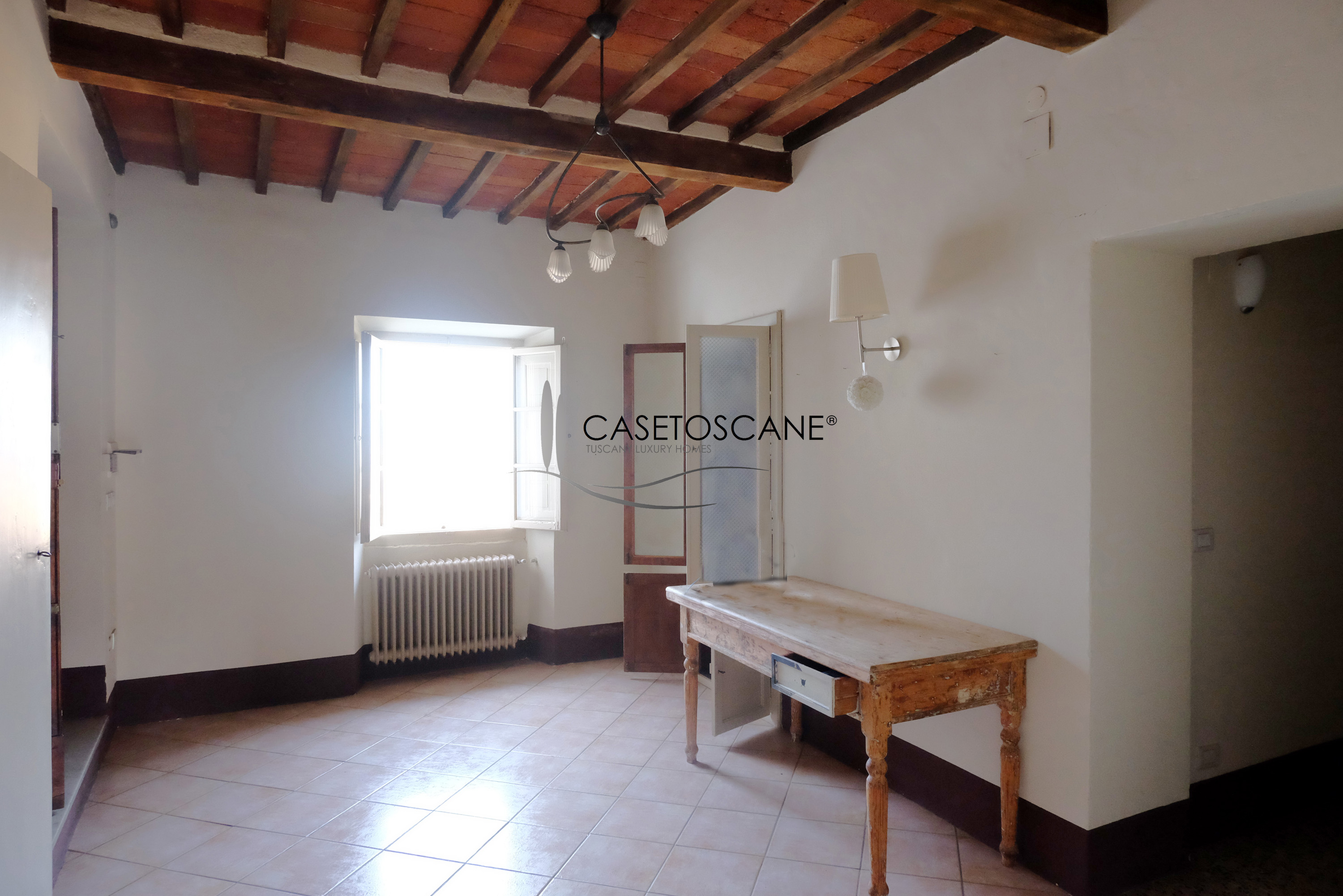 A756 - Appartamento di pregio di circa mq.130 in ottime condizioni, posto all'ultimo piano di un elegante edificio posto nel centro storico di Arezzo.