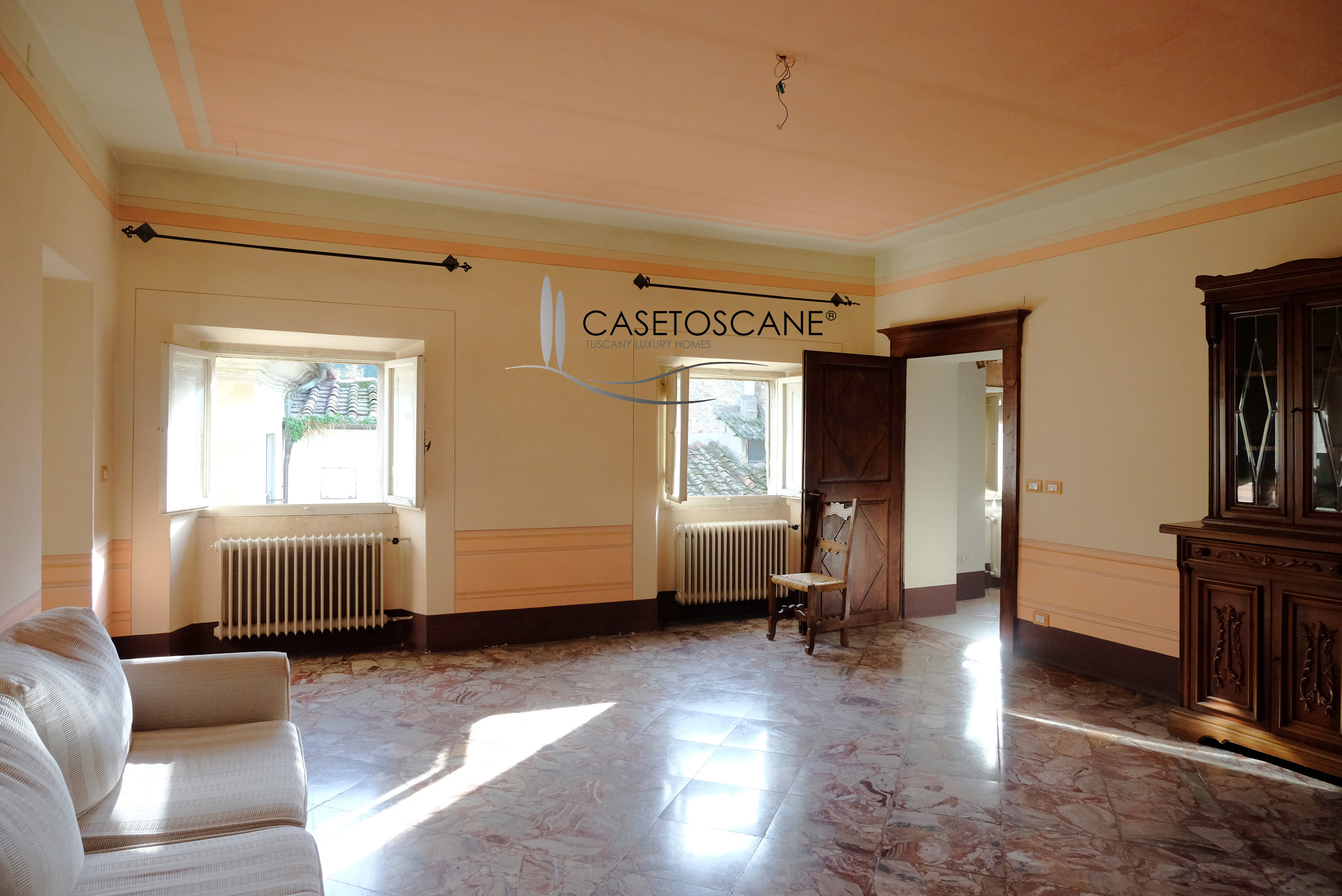 A756 - Appartamento di pregio di circa mq.130 in ottime condizioni, posto all'ultimo piano di un elegante edificio posto nel centro storico di Arezzo.