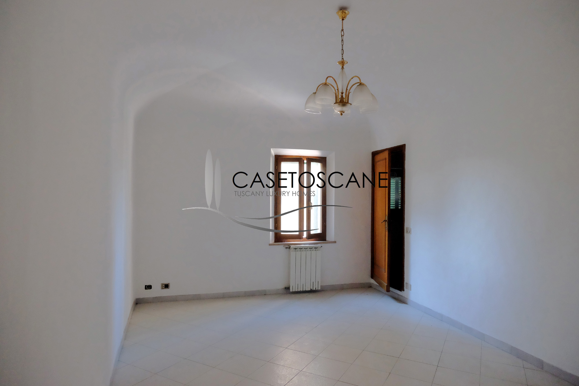 3040 - Terratetto in centro storico di mq.115, parzialmente abitabile, con giardinetto e privato e possibilità di includere ufficio / garage a Bettolle (SI).