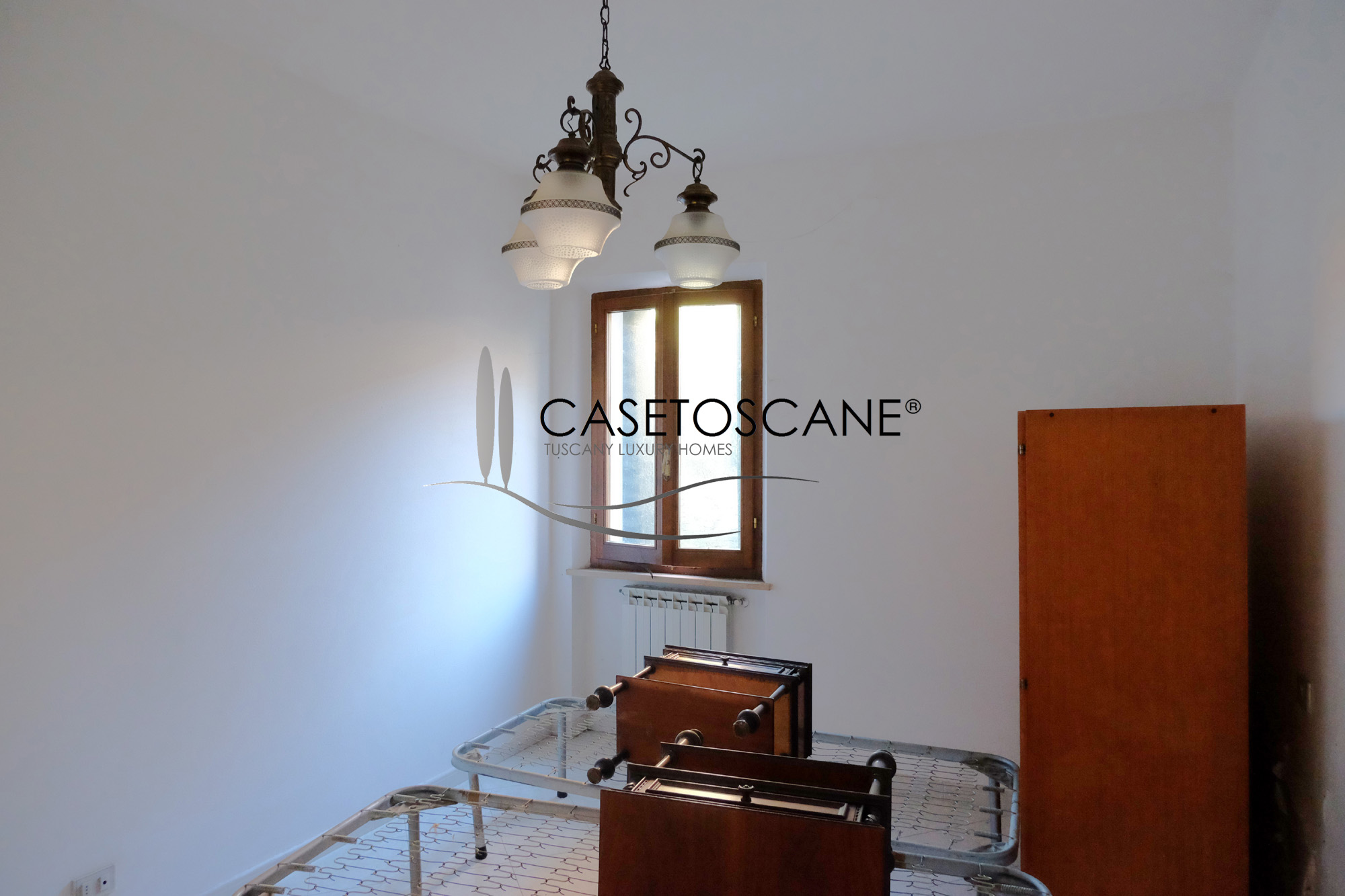 3040 - Terratetto in centro storico di mq.115, parzialmente abitabile, con giardinetto e privato e possibilità di includere ufficio / garage a Bettolle (SI).