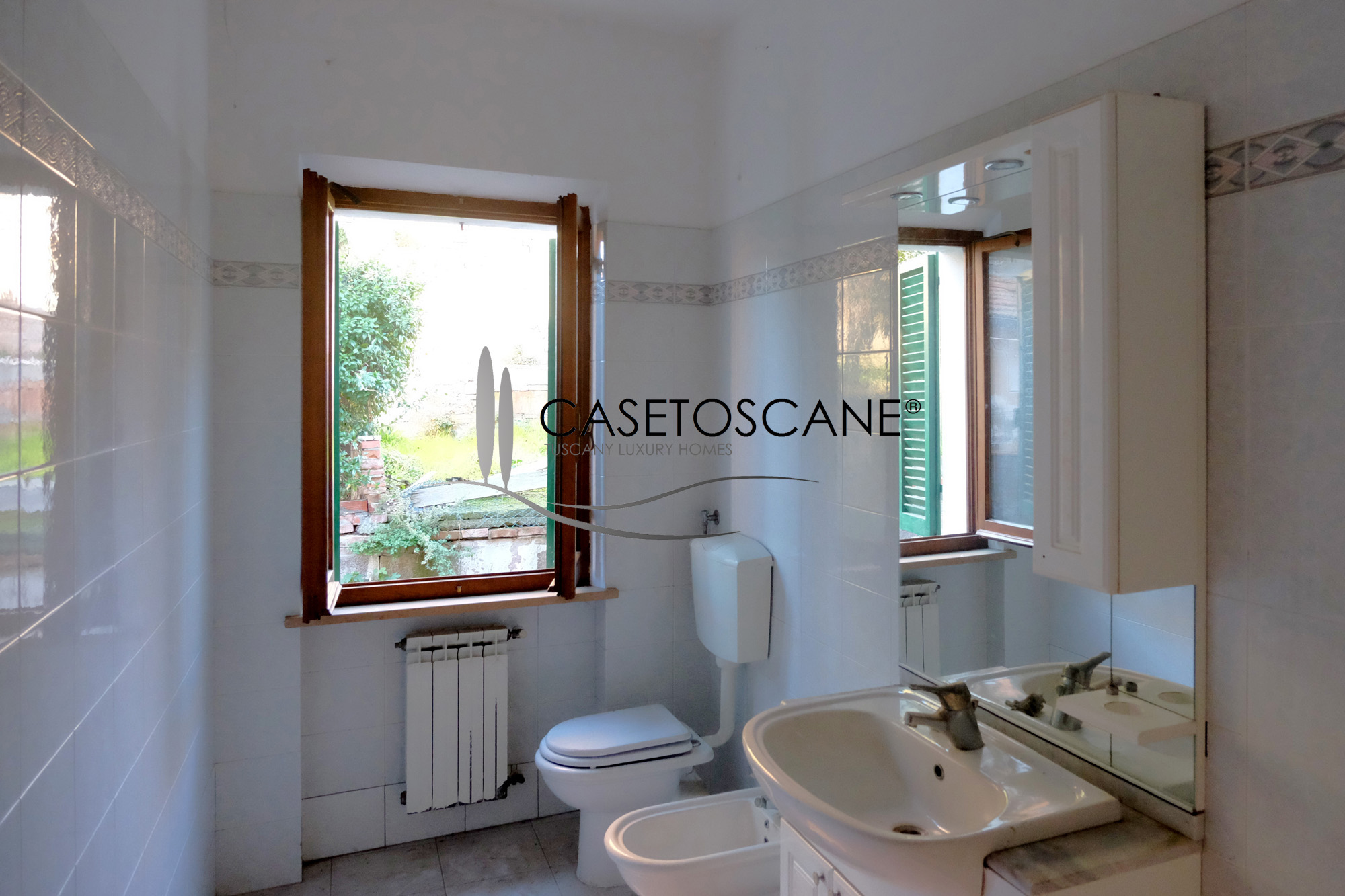 3040 - Terratetto in centro storico di mq.115, parzialmente abitabile, con giardinetto e privato e possibilità di includere ufficio / garage a Bettolle (SI).