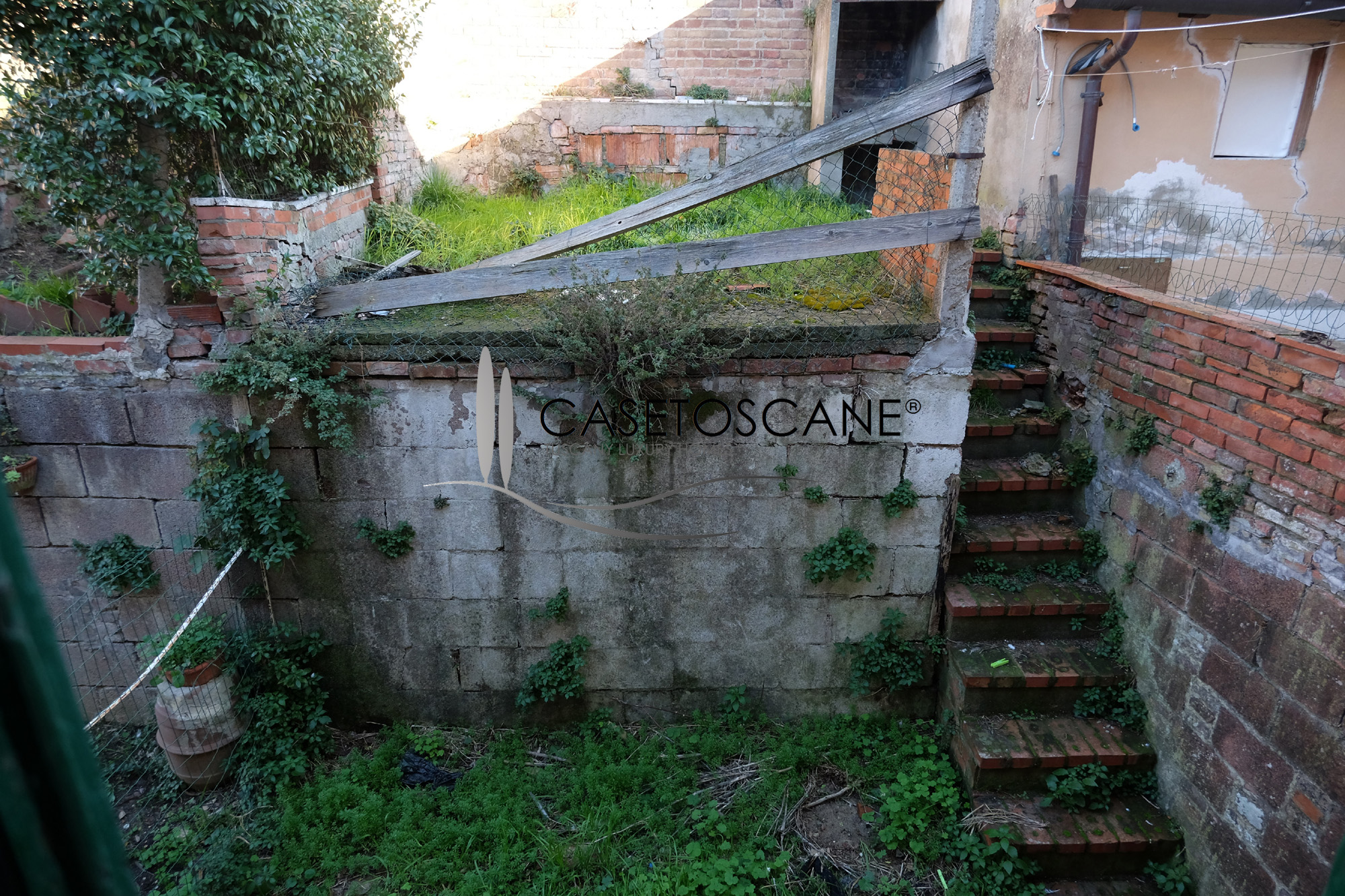 3040 - Terratetto in centro storico di mq.115, parzialmente abitabile, con giardinetto e privato e possibilità di includere ufficio / garage a Bettolle (SI).