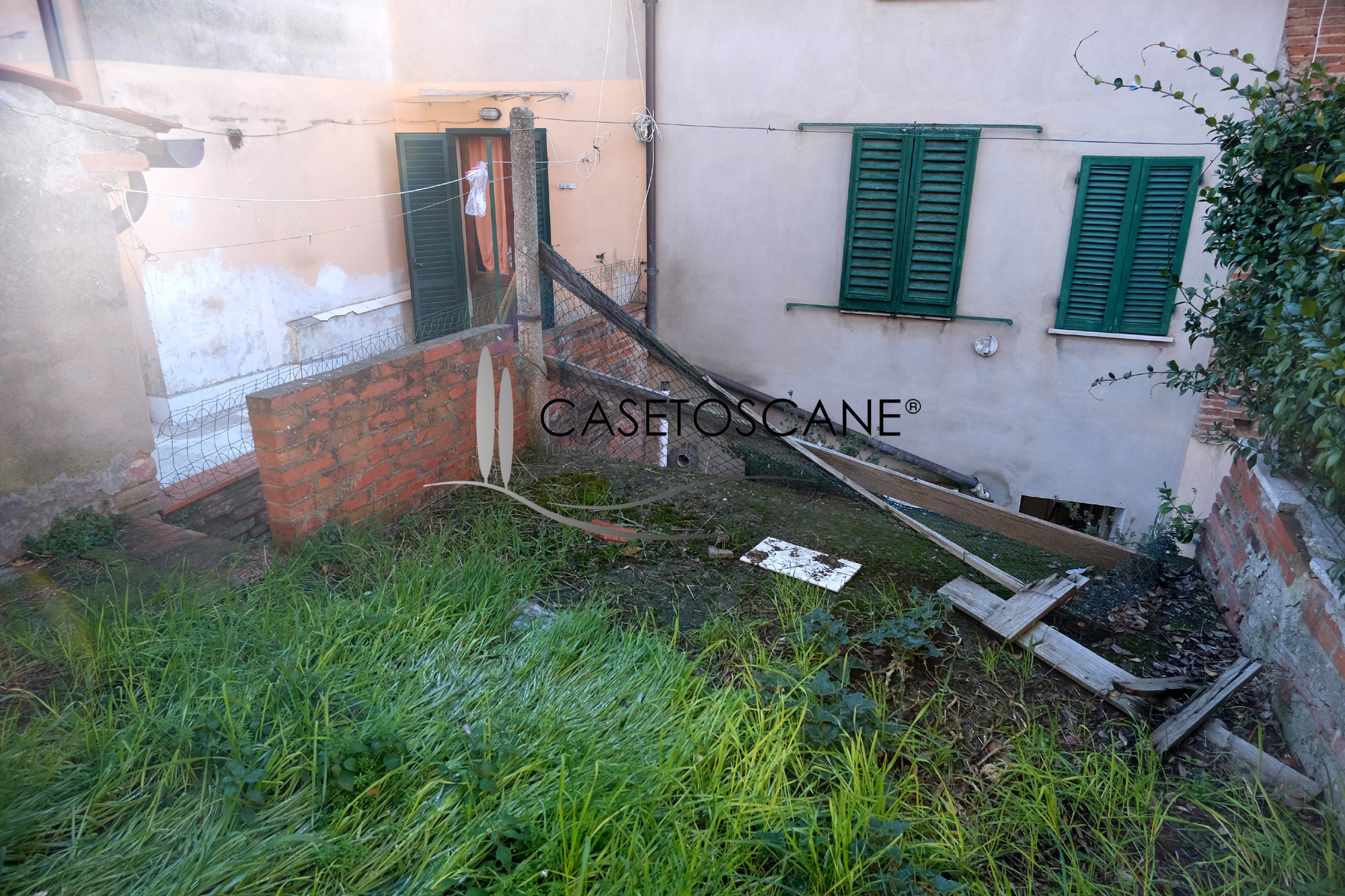 3040 - Terratetto in centro storico di mq.115, parzialmente abitabile, con giardinetto e privato e possibilità di includere ufficio / garage a Bettolle (SI).