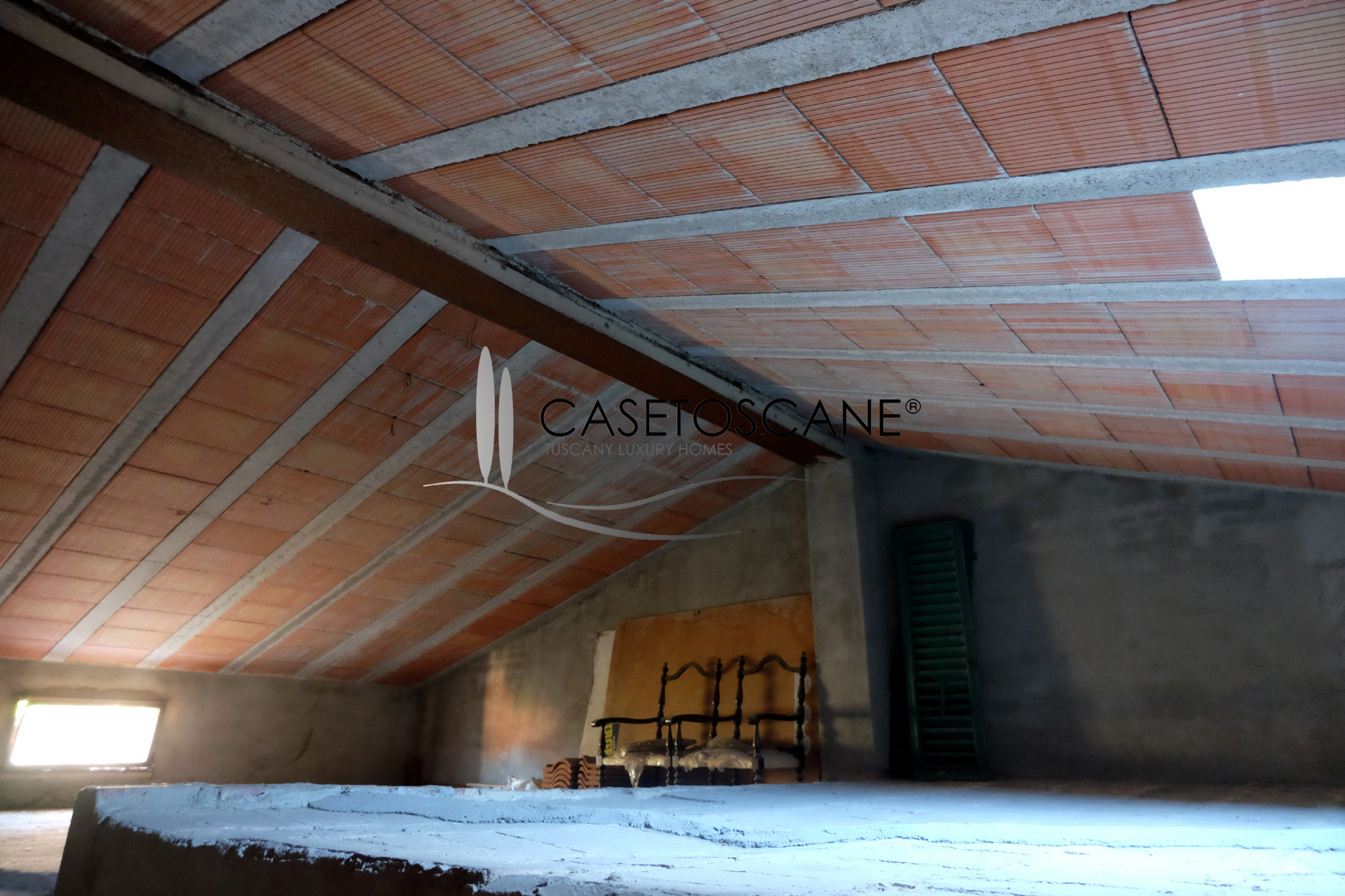 3040 - Terratetto in centro storico di mq.115, parzialmente abitabile, con giardinetto e privato e possibilità di includere ufficio / garage a Bettolle (SI).