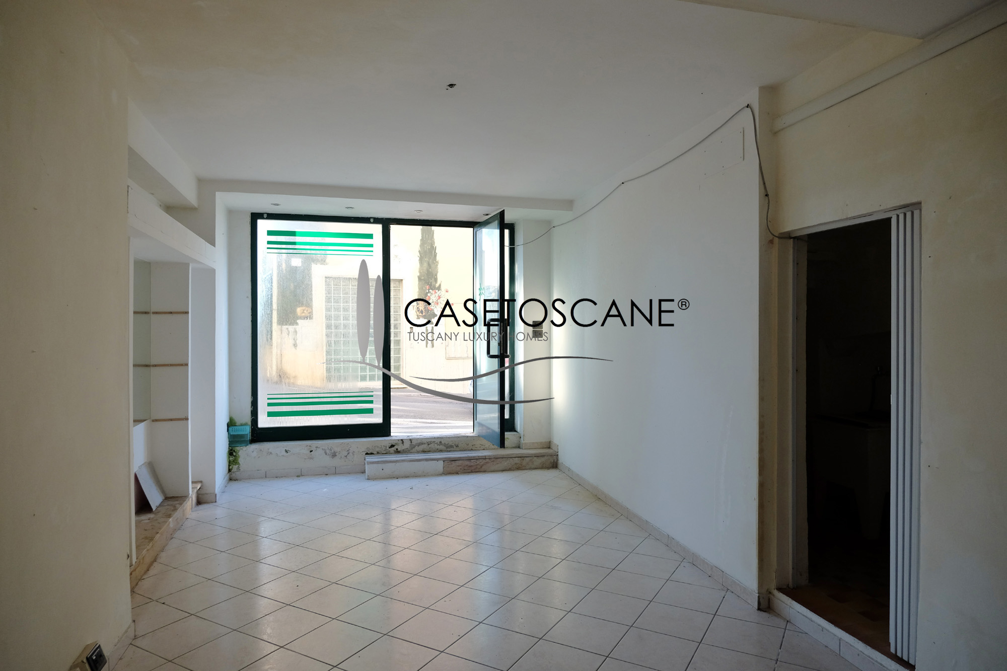 3040 - Terratetto in centro storico di mq.115, parzialmente abitabile, con giardinetto e privato e possibilità di includere ufficio / garage a Bettolle (SI).