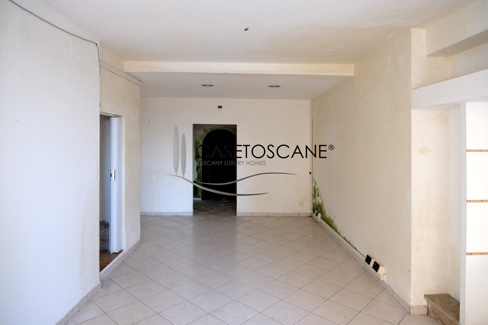3040 - Terratetto in centro storico di mq.115, parzialmente abitabile, con giardinetto e privato e possibilità di includere ufficio / garage a Bettolle (SI).