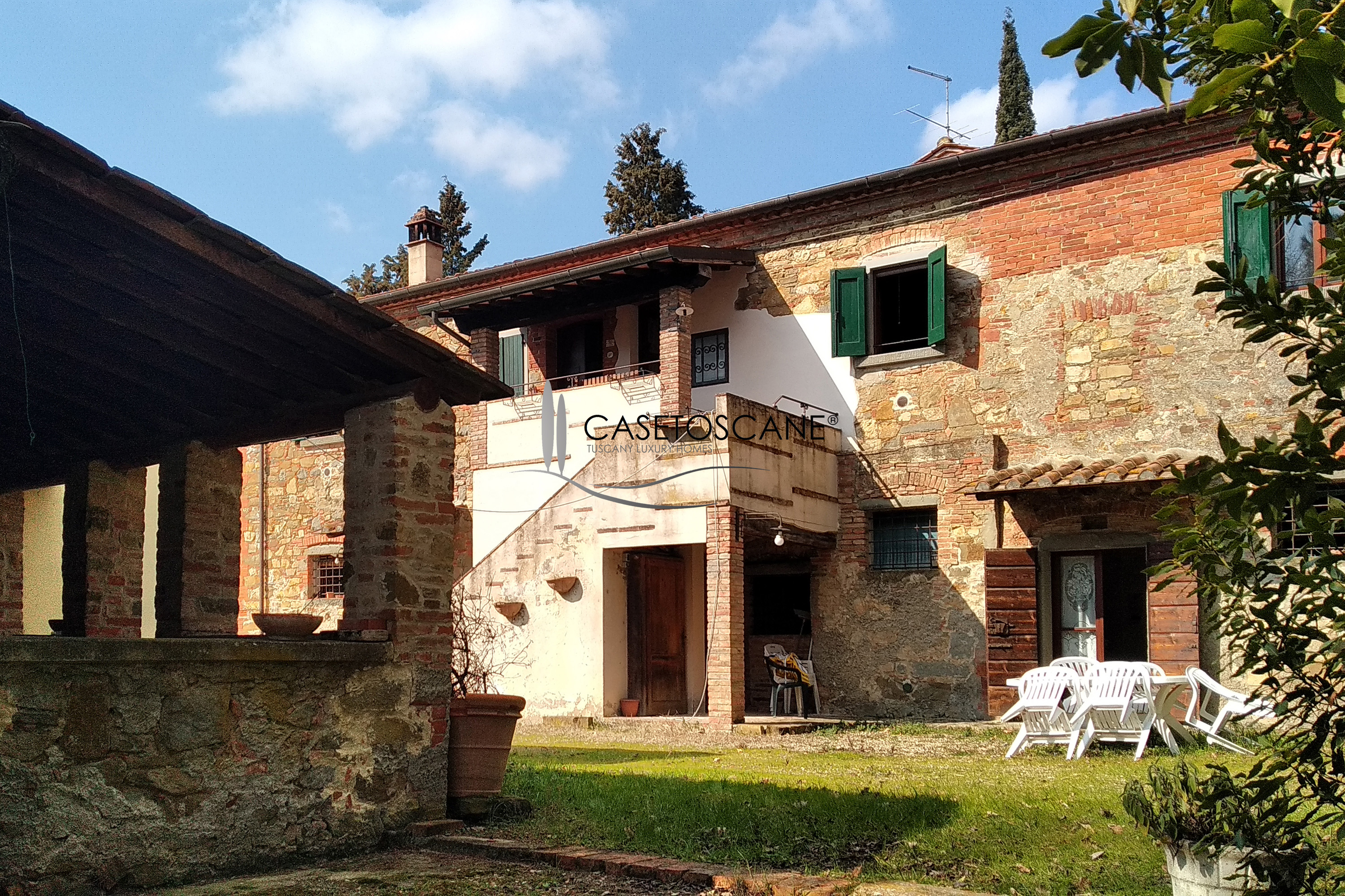 2455 - Casale ristrutturato di mq.360 con tre appartamenti, ampi annessi circostanti e giardino di oltre mq.6.000 a Lucignano (AR).