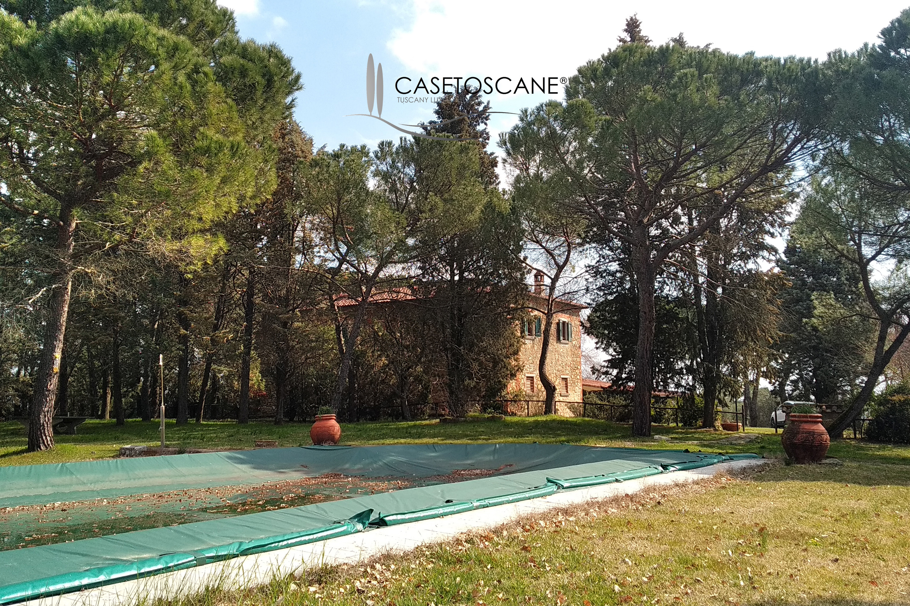 2455 - Casale ristrutturato di mq.360 con tre appartamenti, ampi annessi circostanti e giardino di oltre mq.6.000 a Lucignano (AR).