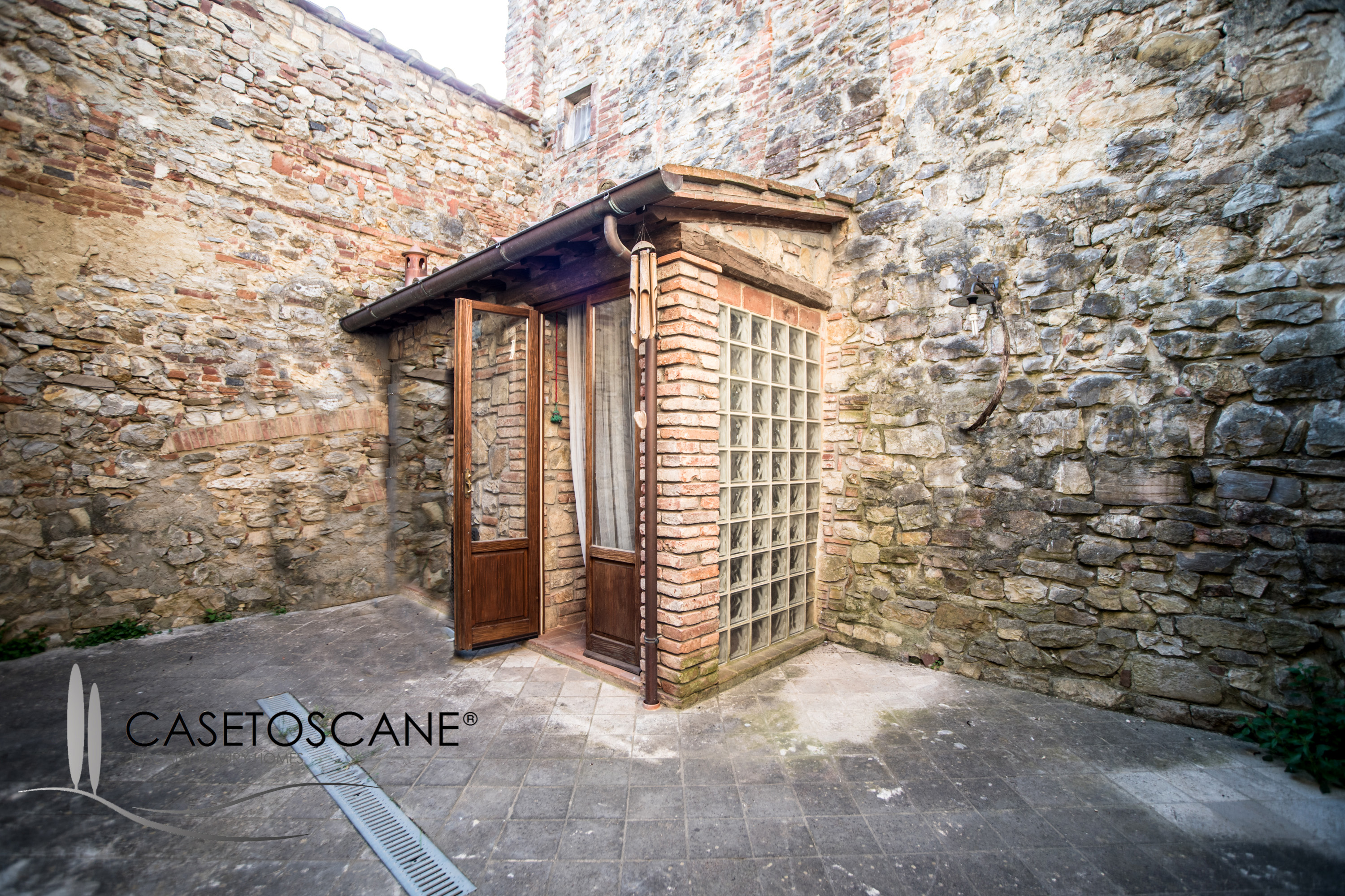 3102 - Caratteristico terratetto ristrutturato in centro storico con bellissimo cortile esterno privato a Lucignano (AR).