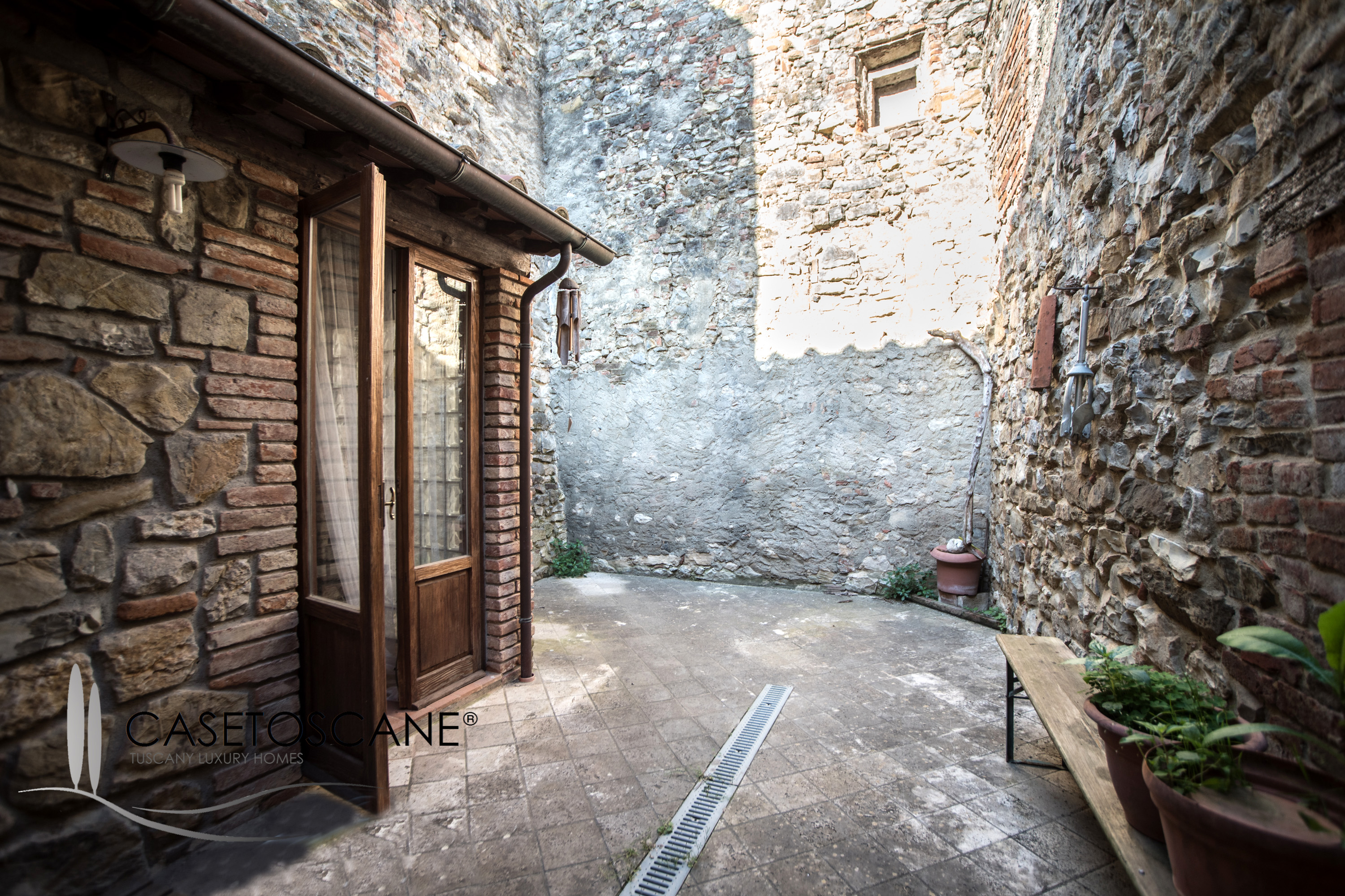 3102 - Caratteristico terratetto ristrutturato in centro storico con bellissimo cortile esterno privato a Lucignano (AR).