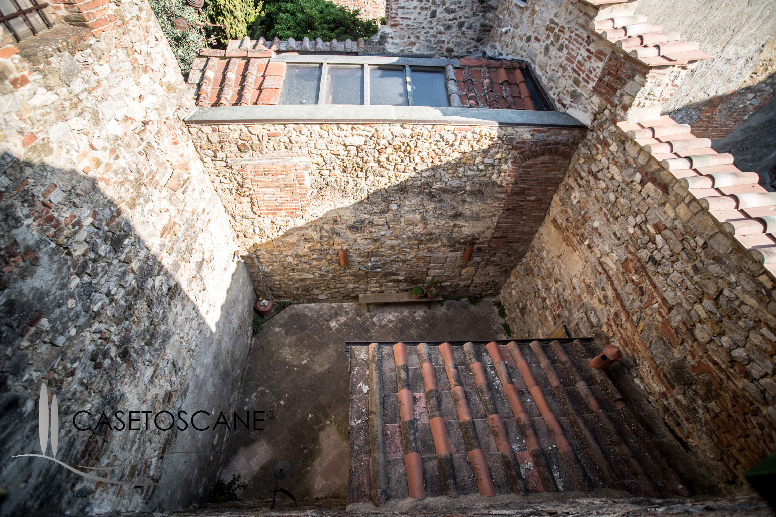 3102 - Caratteristico terratetto ristrutturato in centro storico con bellissimo cortile esterno privato a Lucignano (AR).