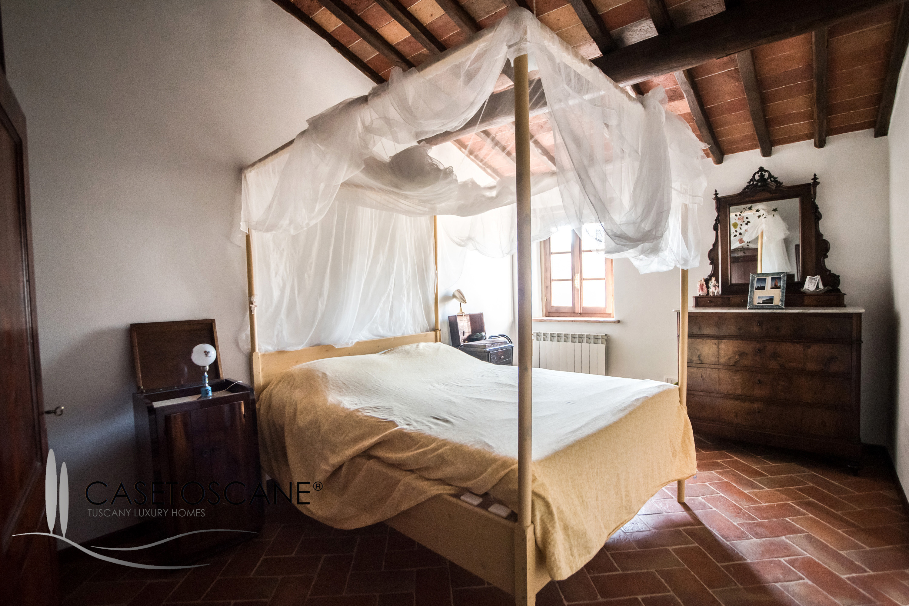 3102 - Caratteristico terratetto ristrutturato in centro storico con bellissimo cortile esterno privato a Lucignano (AR).