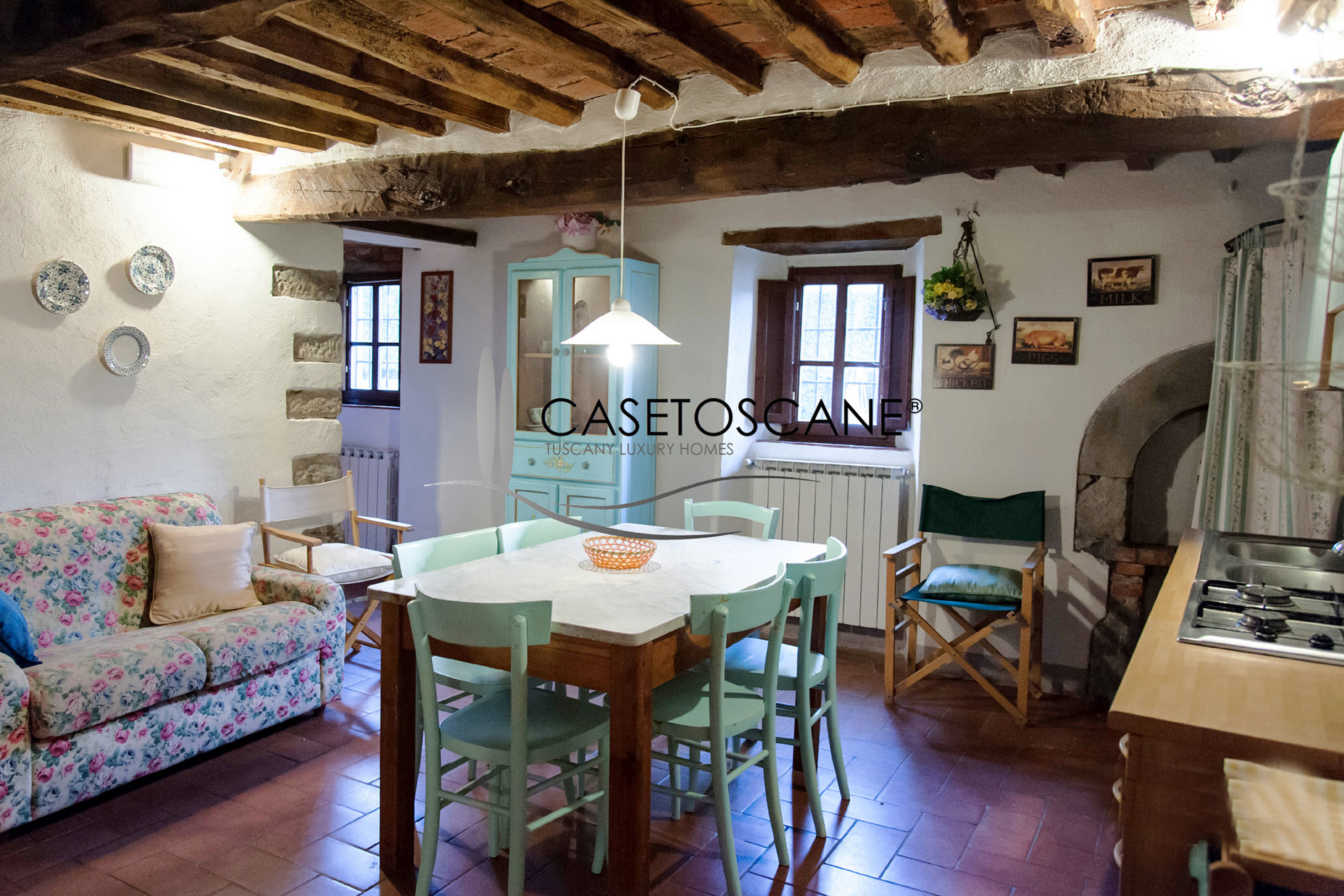 3104 - Appartamento di mq.93 ristrutturato, con giardino e piscina a comune, in antico casale nel Comune di Bucine (AR).