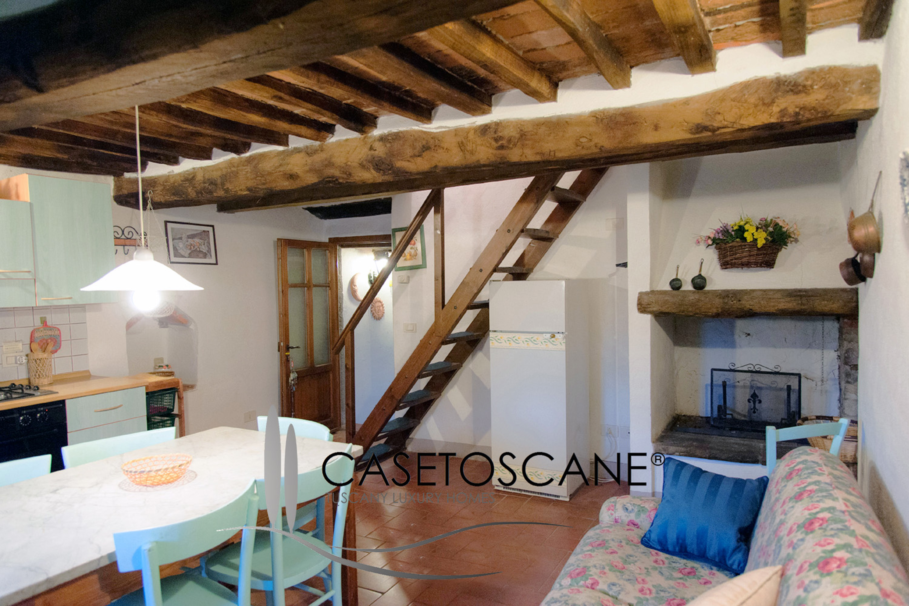 3104 - Appartamento di mq.93 ristrutturato, con giardino e piscina a comune, in antico casale nel Comune di Bucine (AR).
