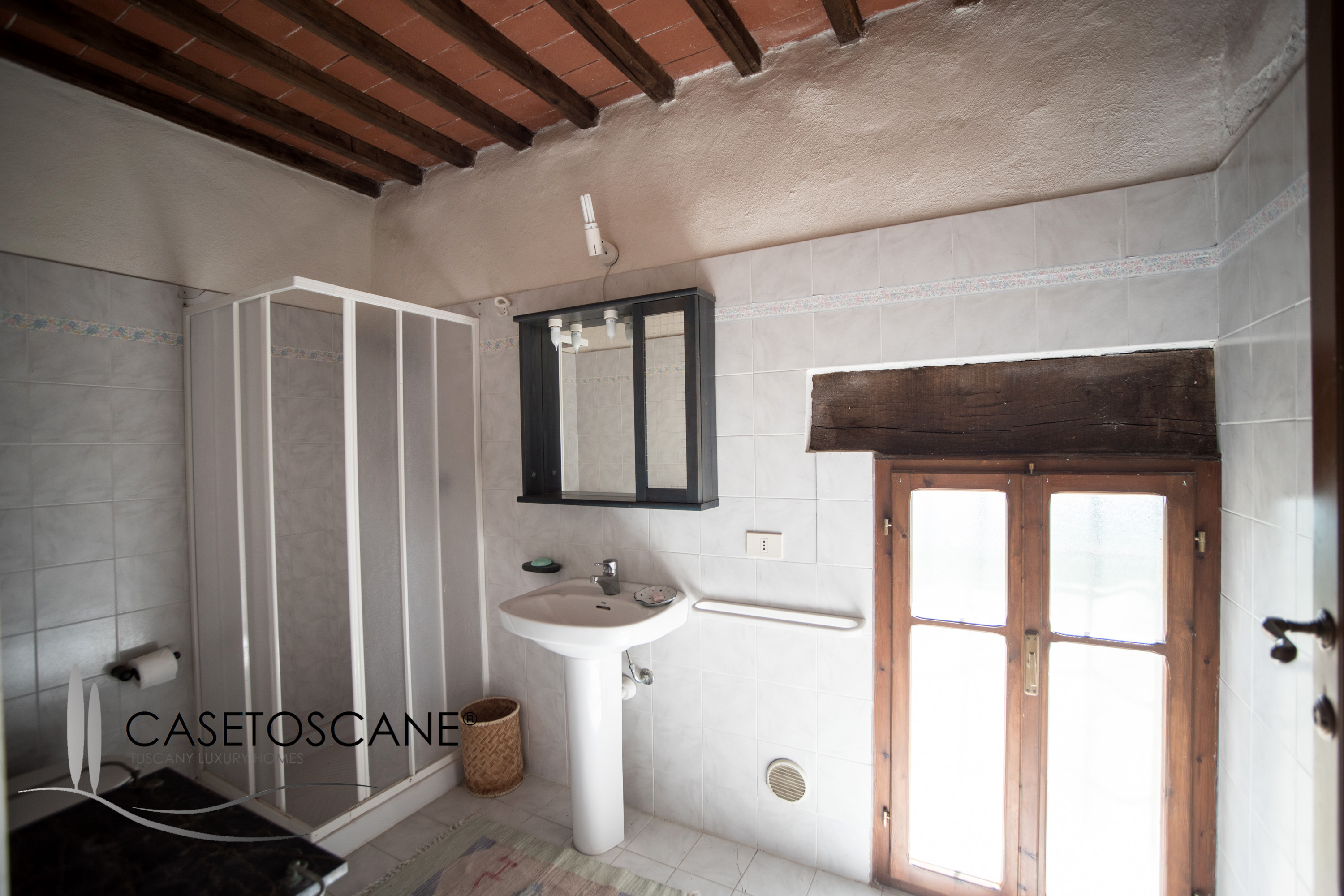 3105 - Appartamento di mq.129 ristrutturato, con giardino e piscina a comune, in antico casale nel Comune di Bucine (AR)