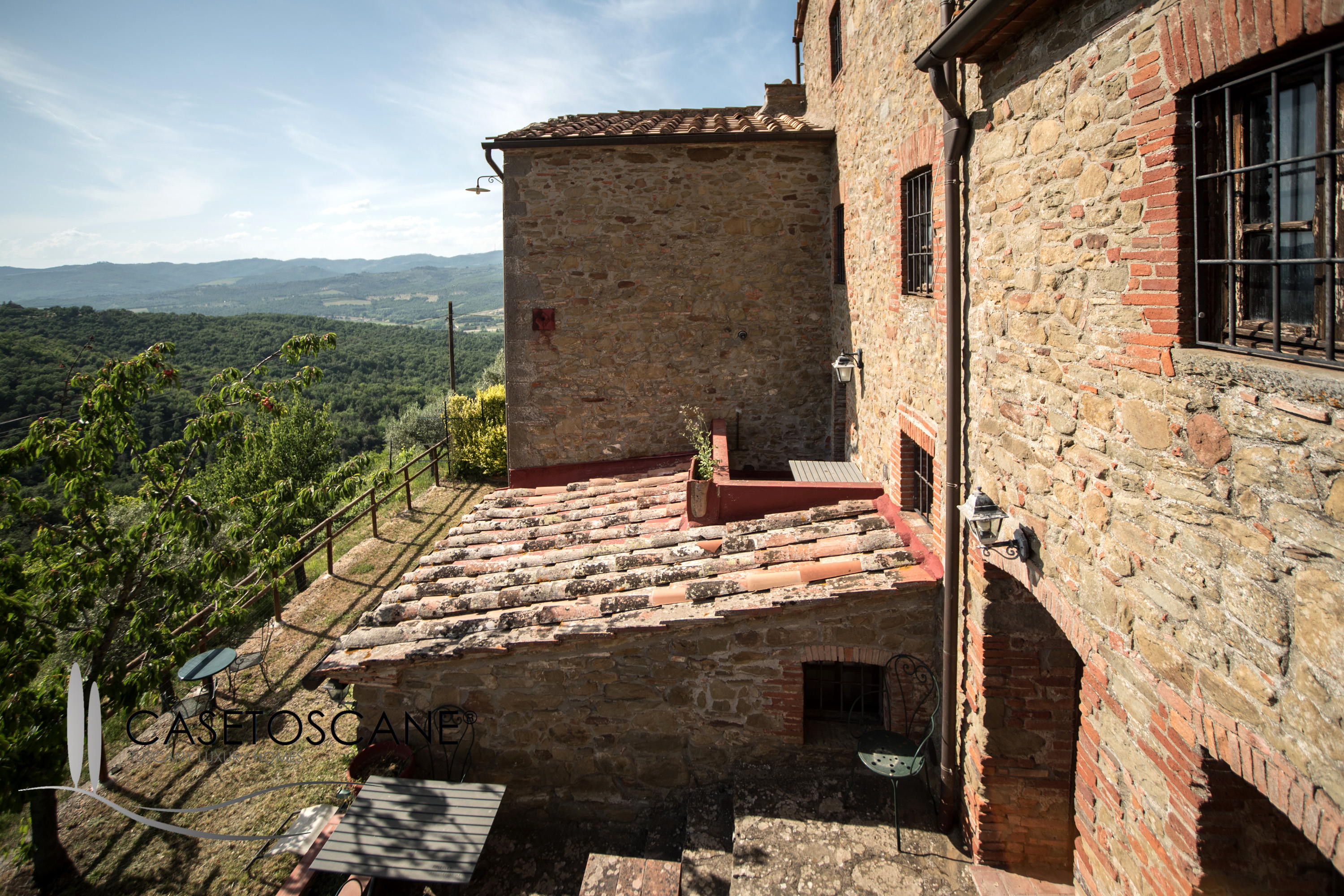 3105 - Appartamento di mq.129 ristrutturato, con giardino e piscina a comune, in antico casale nel Comune di Bucine (AR)