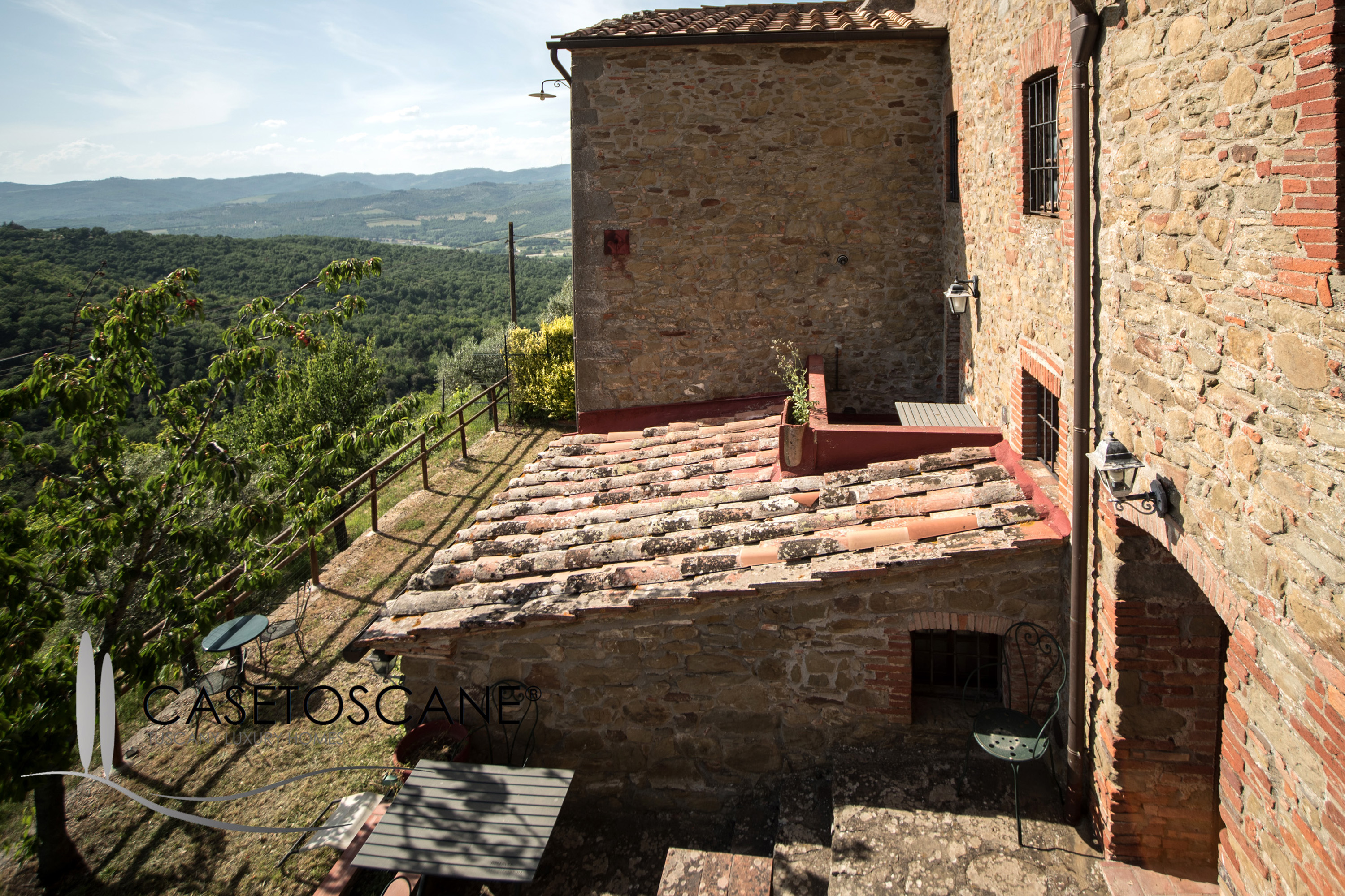 3106 - Appartamento di mq.108 ristrutturato, con giardino e piscina a comune, in antico casale nel Comune di Bucine (AR)
