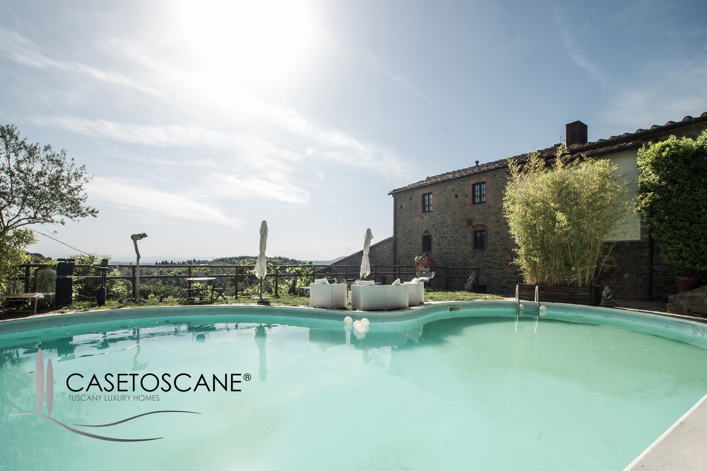 3108 - Appartamento di mq.64 ristrutturato, con giardino e piscina a comune, in antico casale nel Comune di Bucine (AR)