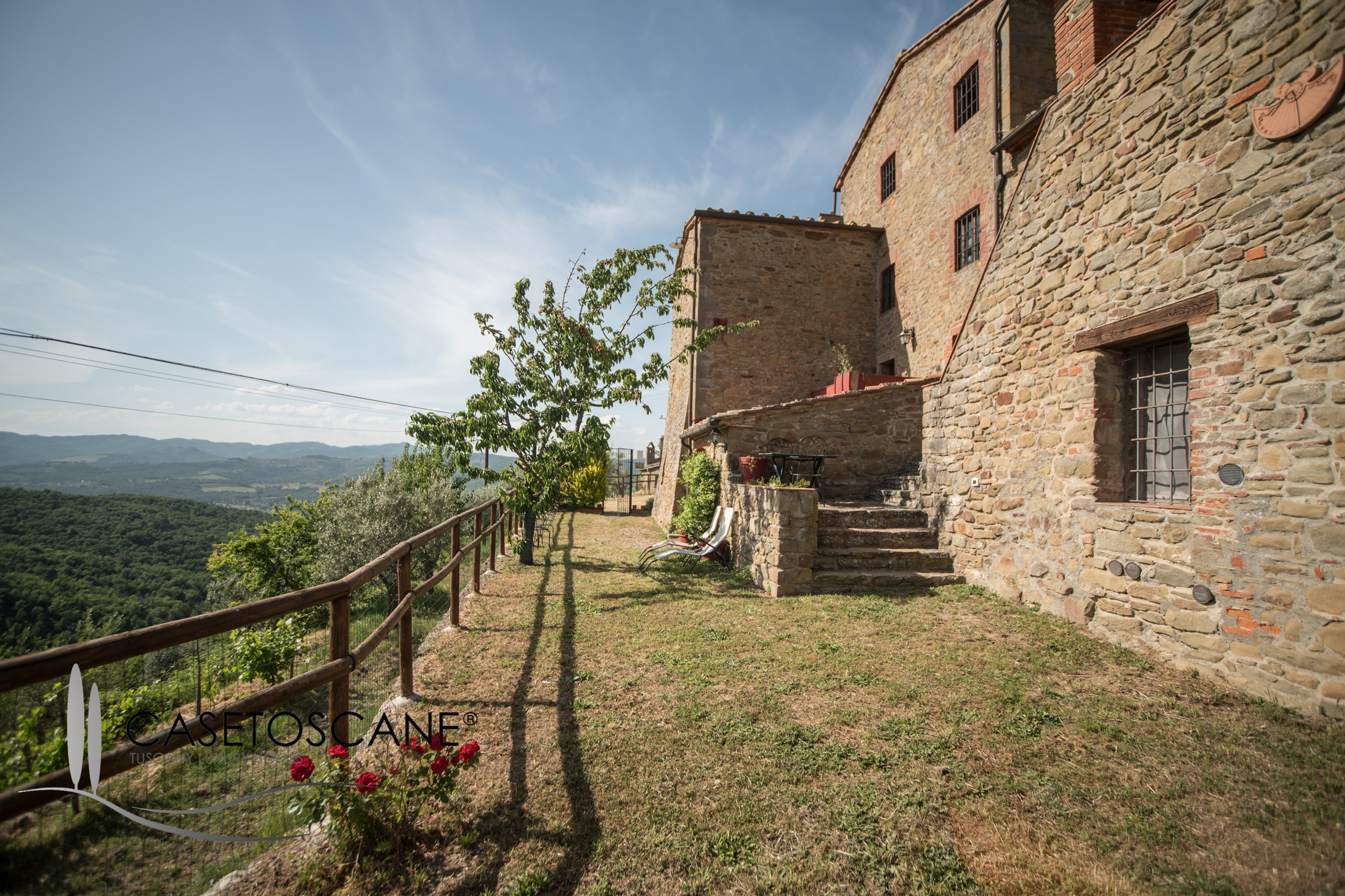 3108 - Appartamento di mq.64 ristrutturato, con giardino e piscina a comune, in antico casale nel Comune di Bucine (AR)