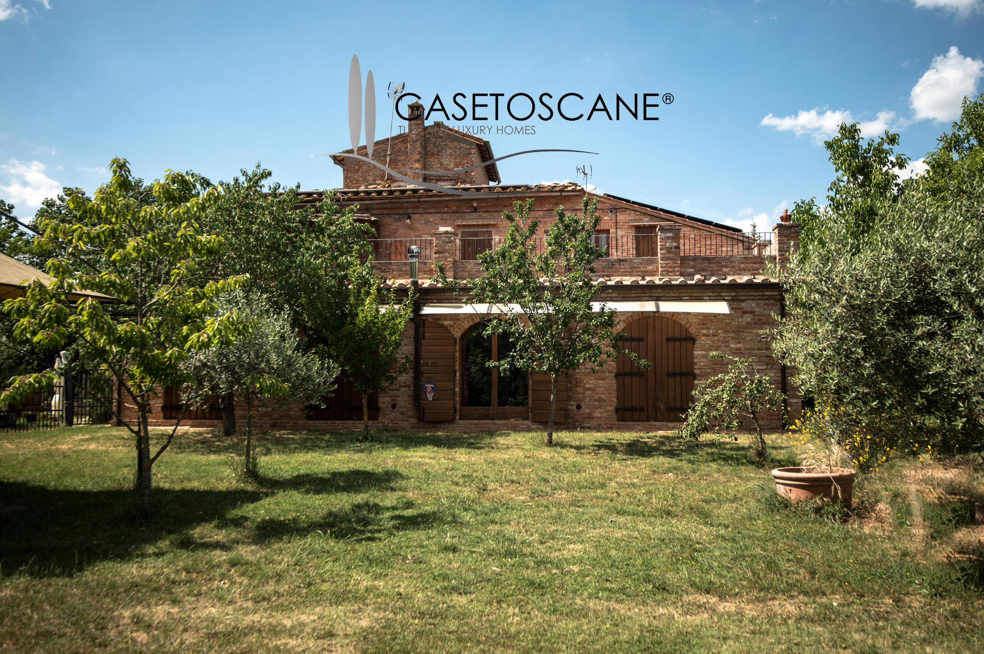 3109 - Antico casale di fine '700 di mq.580 ristrutturato, con tre appartamenti, piscina e piccolo vigneto a "Nobile" a Montepulciano (SI).