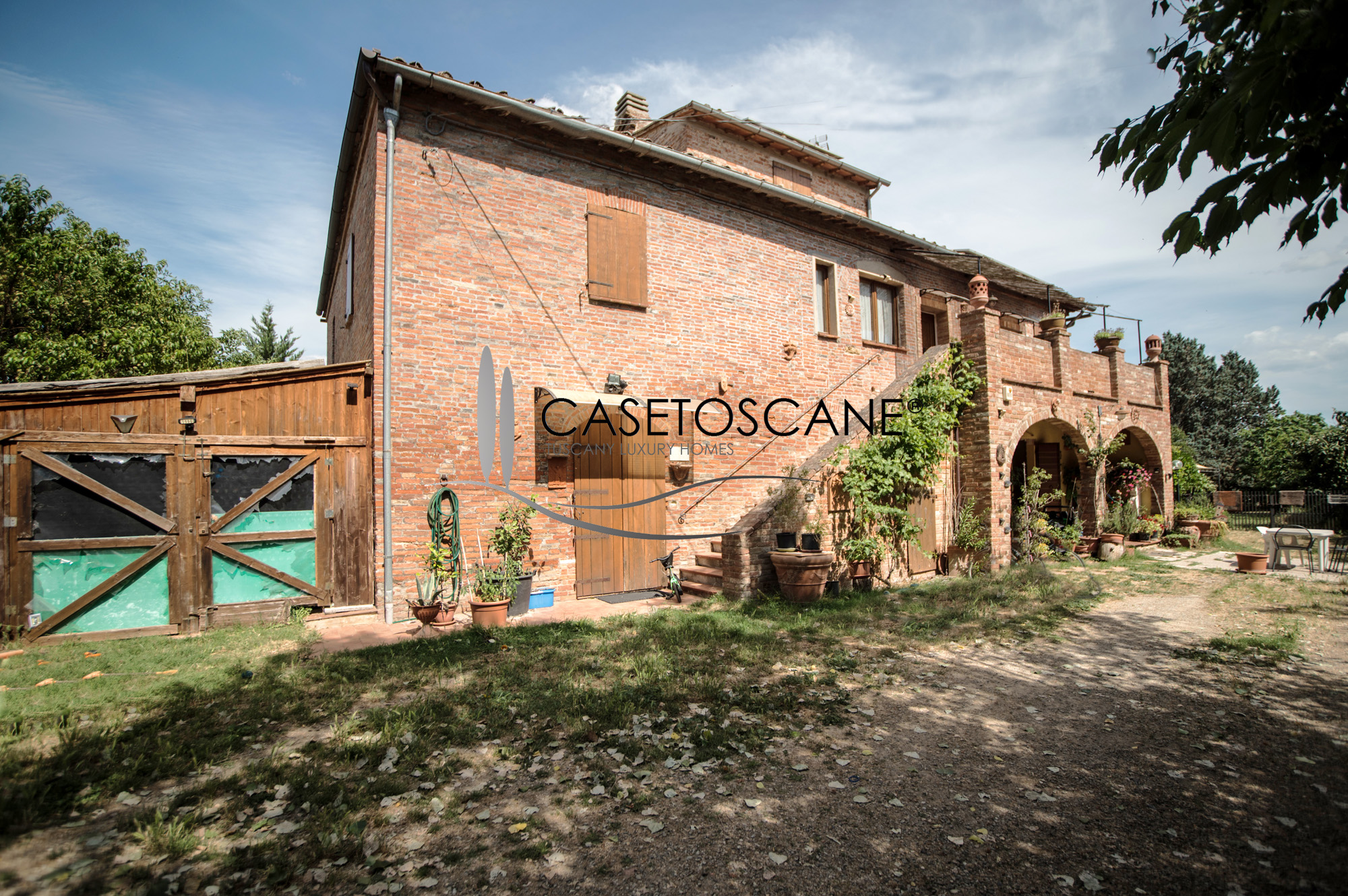 3109 - Antico casale di fine '700 di mq.580 ristrutturato, con tre appartamenti, piscina e piccolo vigneto a "Nobile" a Montepulciano (SI).