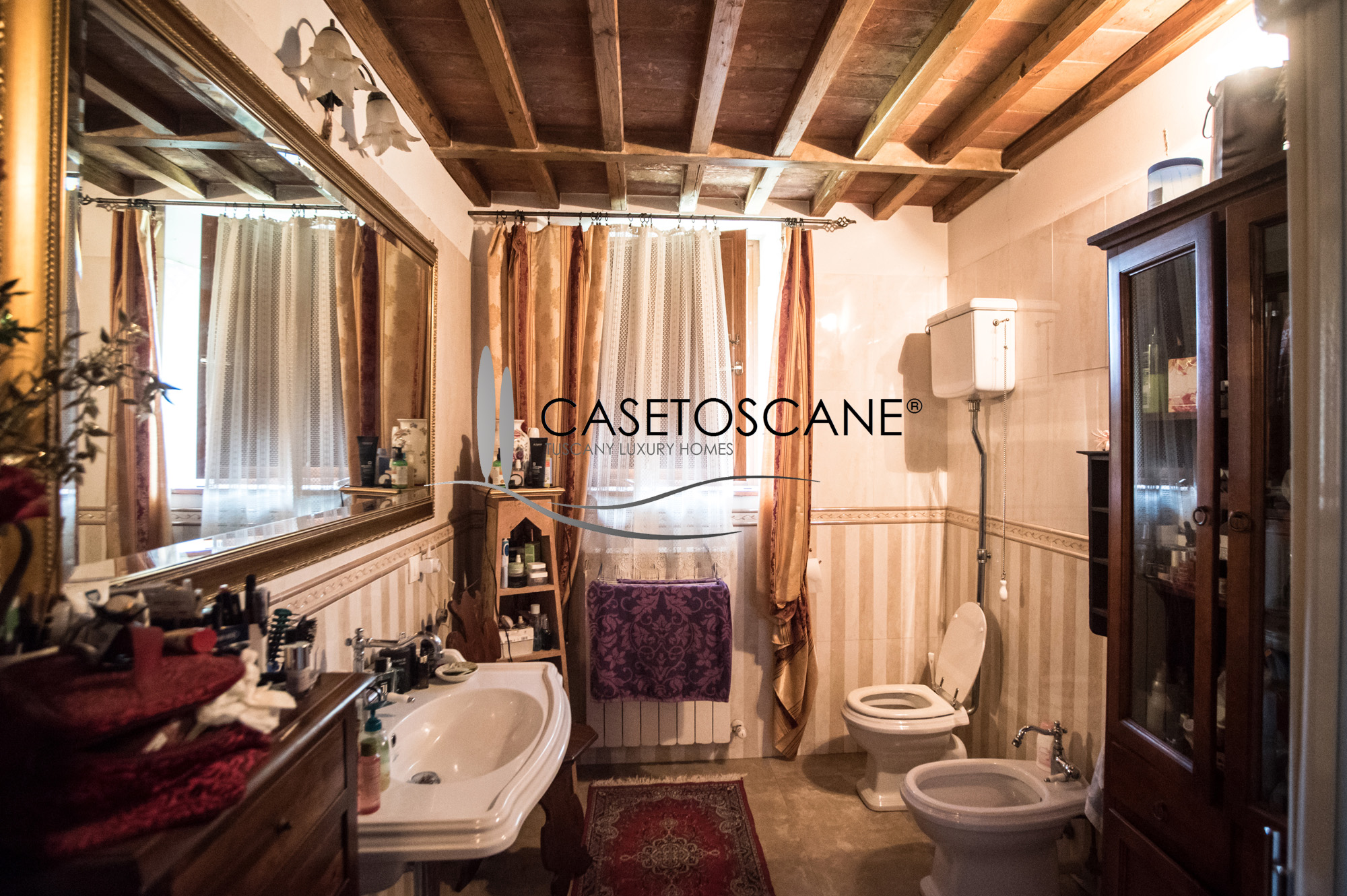 3109 - Antico casale di fine '700 di mq.580 ristrutturato, con tre appartamenti, piscina e piccolo vigneto a "Nobile" a Montepulciano (SI).