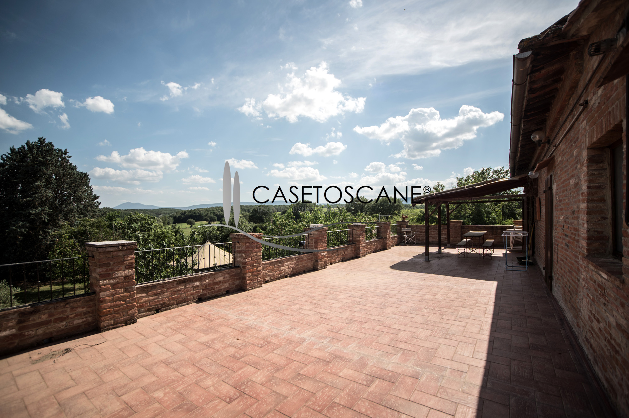 3109 - Antico casale di fine '700 di mq.580 ristrutturato, con tre appartamenti, piscina e piccolo vigneto a "Nobile" a Montepulciano (SI).