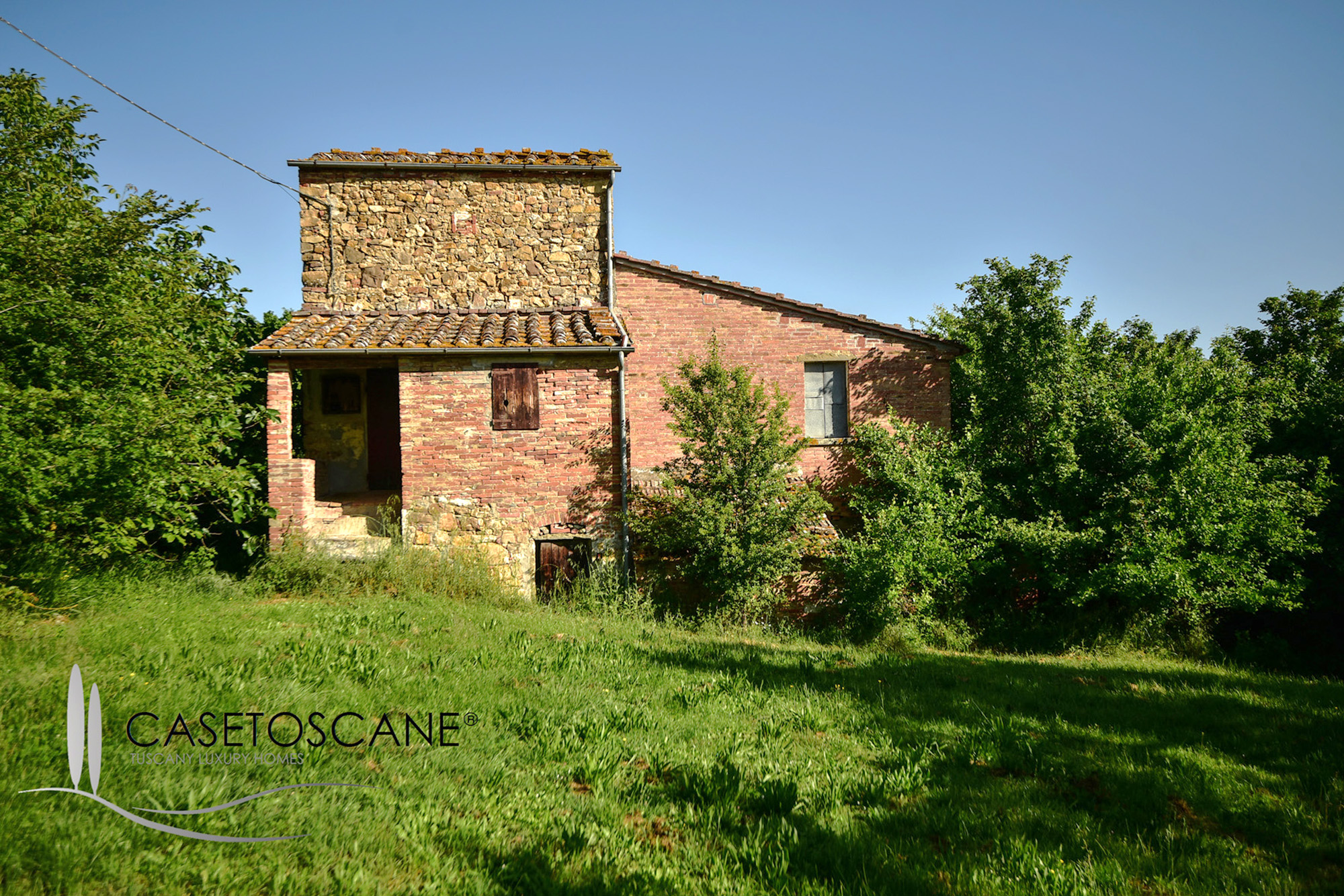 1662 - Grazioso tipico casale toscano da ristrutturare con ha.5 di terreno circostante a Lucignano (AR).