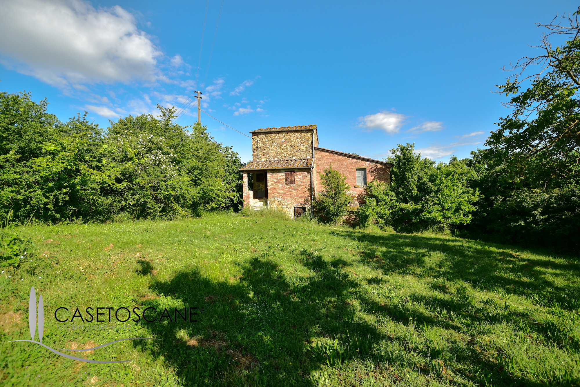 1662 - Grazioso tipico casale toscano da ristrutturare con ha.5 di terreno circostante a Lucignano (AR).