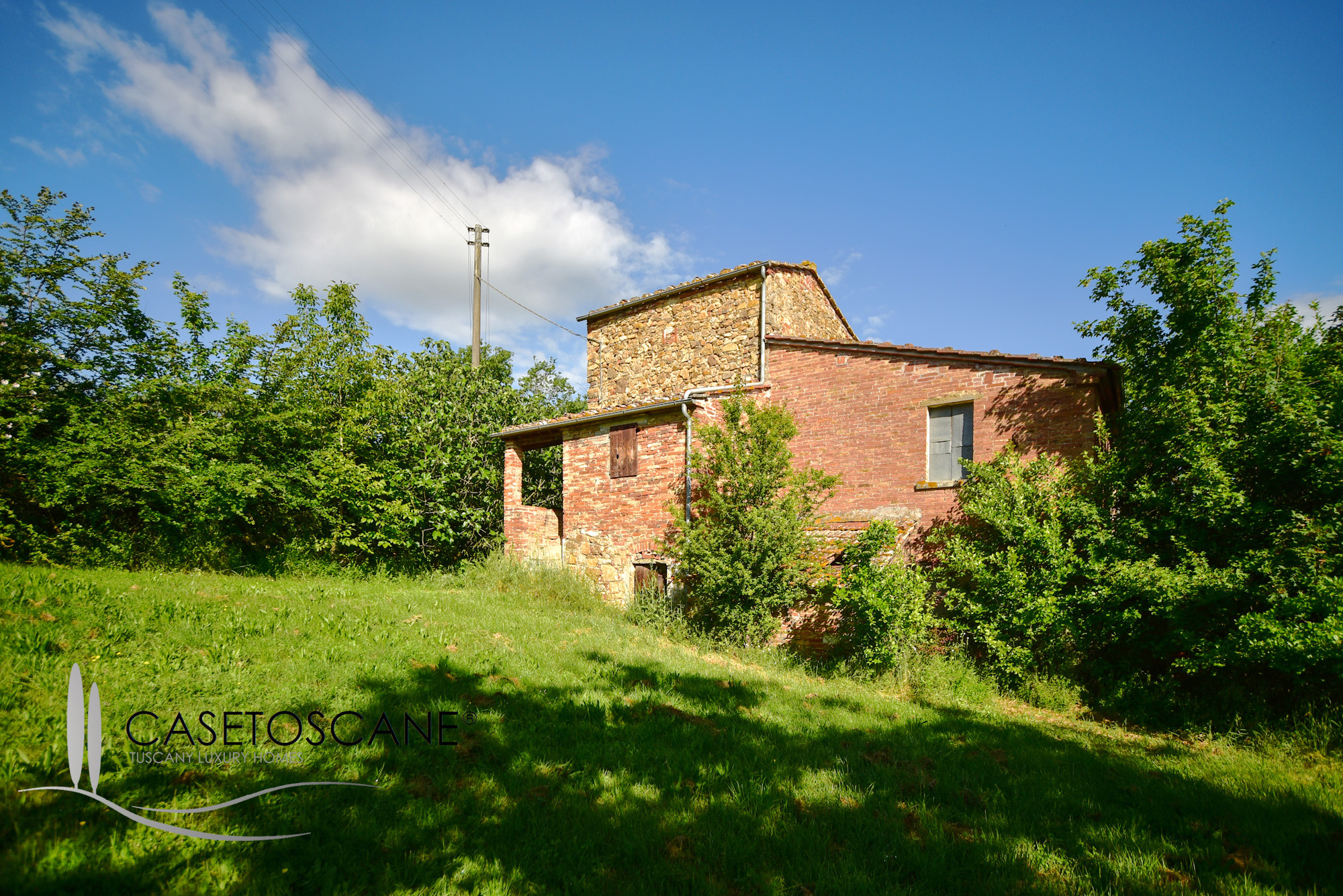 1662 - Grazioso tipico casale toscano da ristrutturare con ha.5 di terreno circostante a Lucignano (AR).