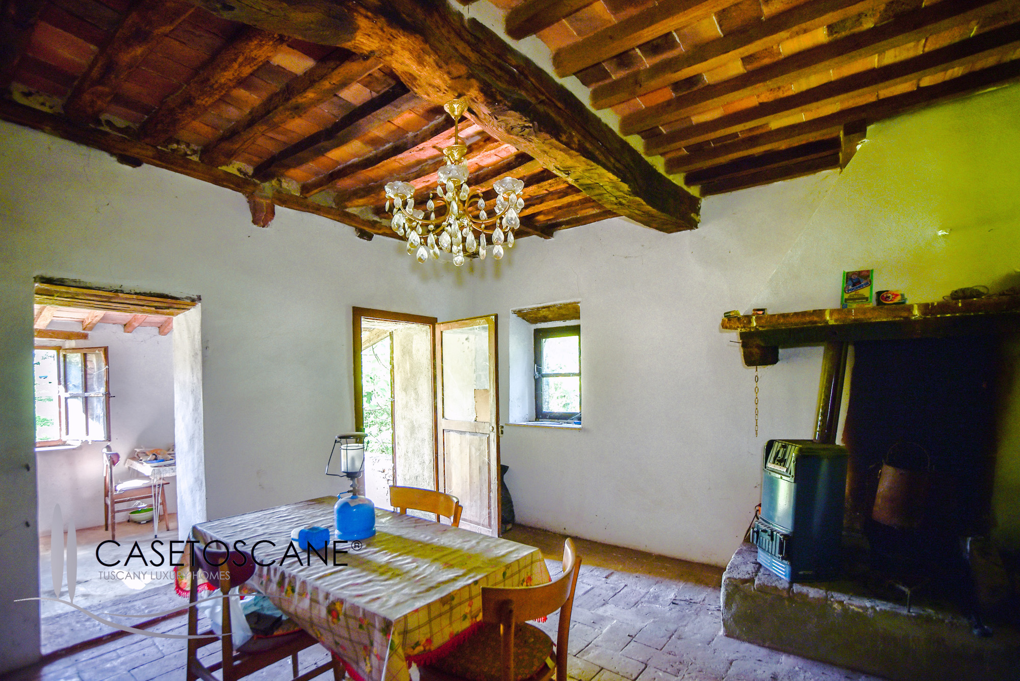 1662 - Grazioso tipico casale toscano da ristrutturare con ha.5 di terreno circostante a Lucignano (AR).