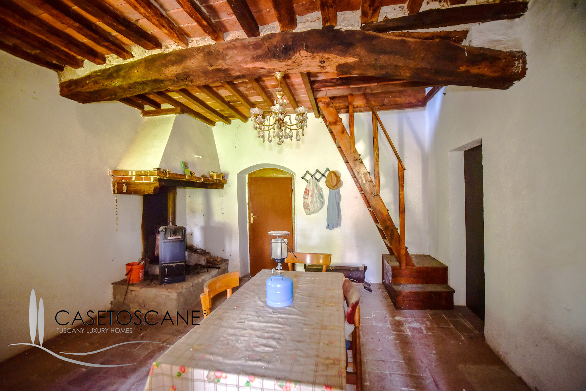 1662 - Grazioso tipico casale toscano da ristrutturare con ha.5 di terreno circostante a Lucignano (AR).