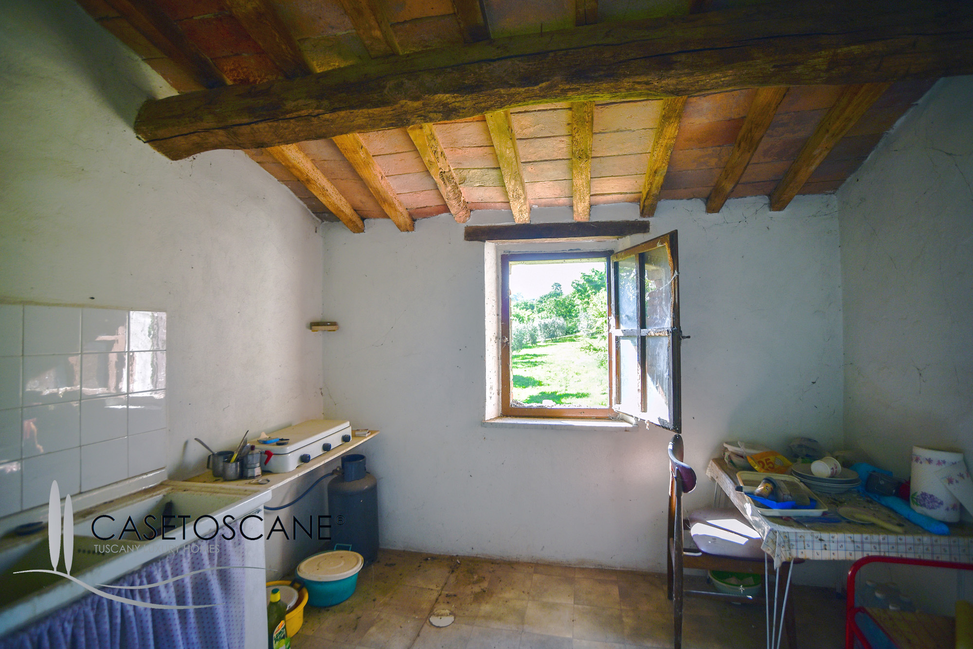 1662 - Grazioso tipico casale toscano da ristrutturare con ha.5 di terreno circostante a Lucignano (AR).