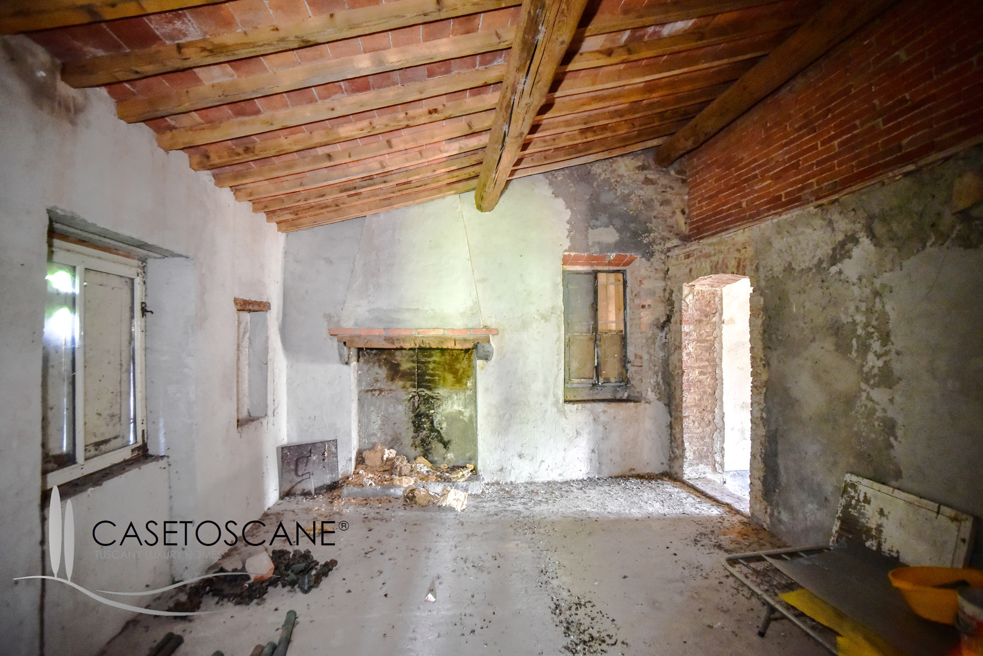 1662 - Grazioso tipico casale toscano da ristrutturare con ha.5 di terreno circostante a Lucignano (AR).