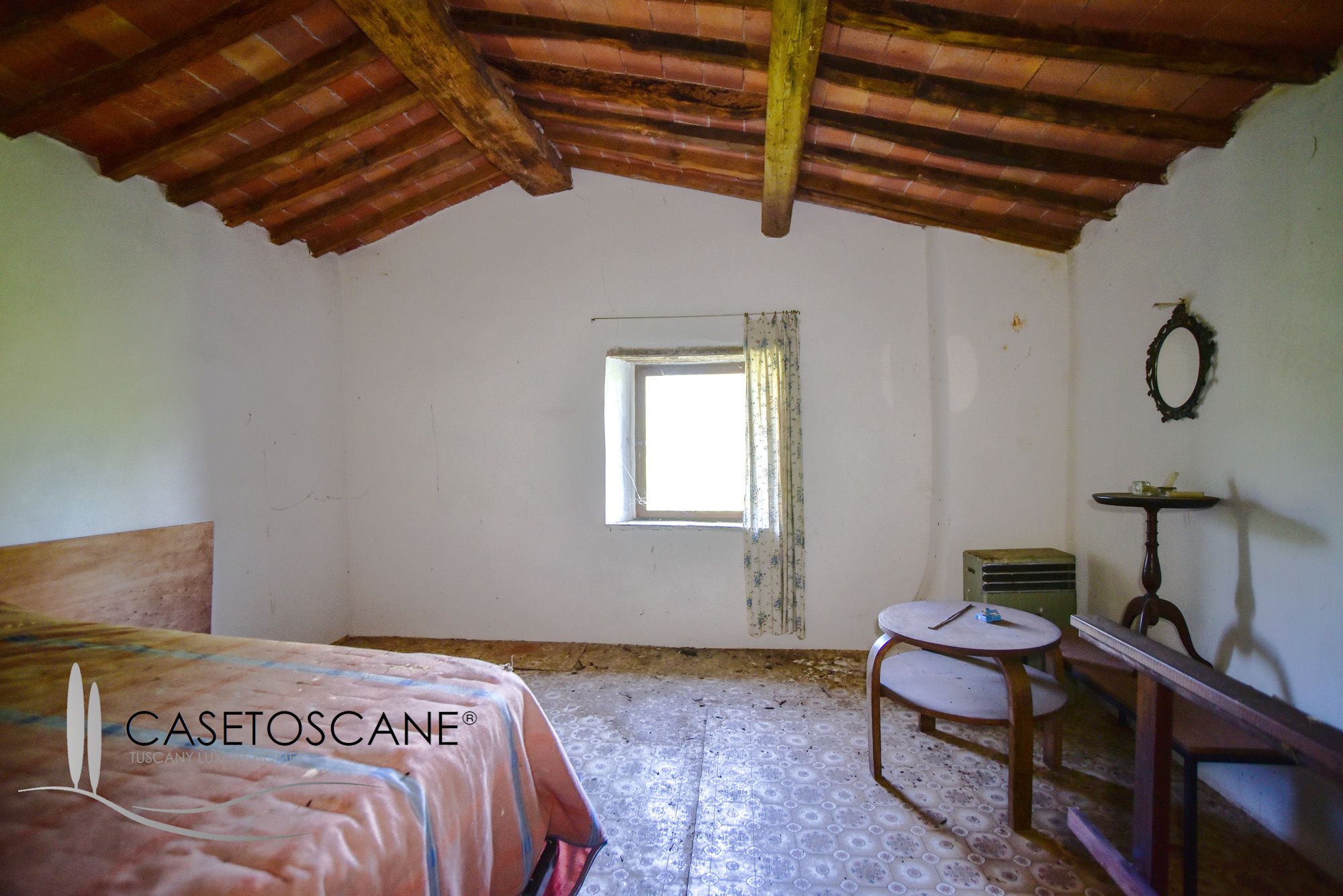 1662 - Grazioso tipico casale toscano da ristrutturare con ha.5 di terreno circostante a Lucignano (AR).