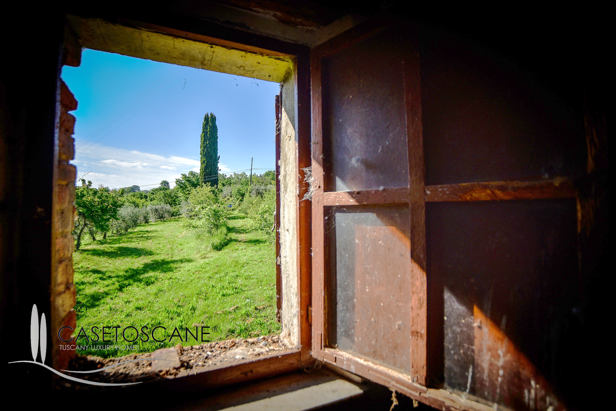1662 - Grazioso tipico casale toscano da ristrutturare con ha.5 di terreno circostante a Lucignano (AR).