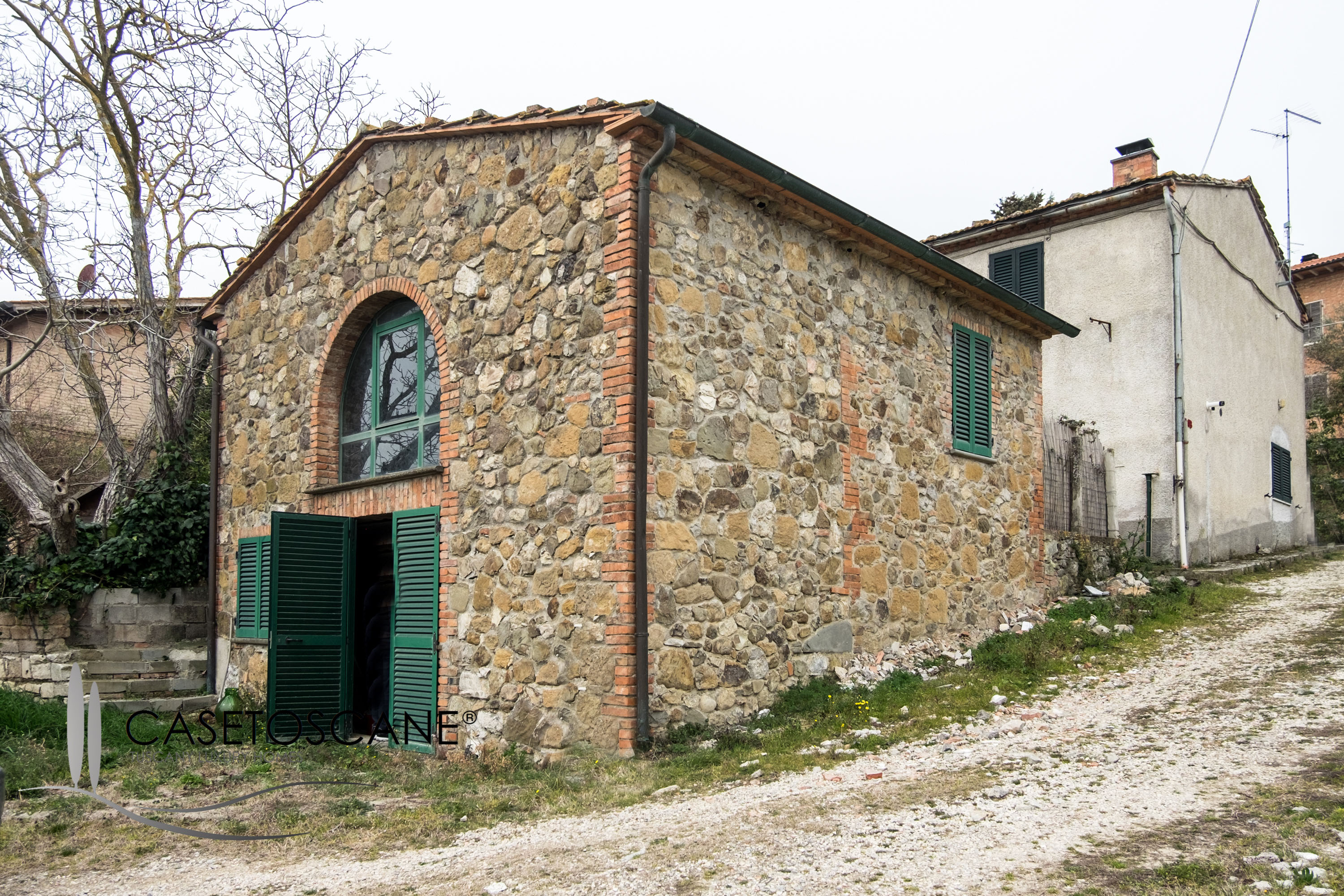 3095 - Porzione di casale in discrete condizioni di mq.150 oltre ad ampi annessi e terreno di circa 4 ettari in bellissima posizione a Trequanda (SI).