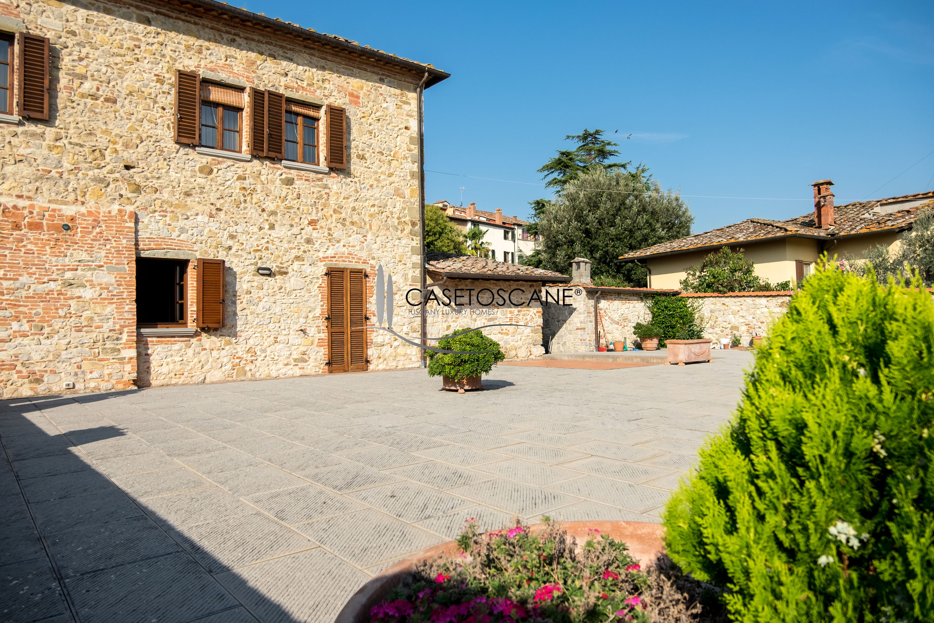 3020 - Appartamento ristrutturato di mq.90 con due camere e due bagni e magnifica terrazza di mq.260 a ridosso del centro storico di Lucignano (AR).