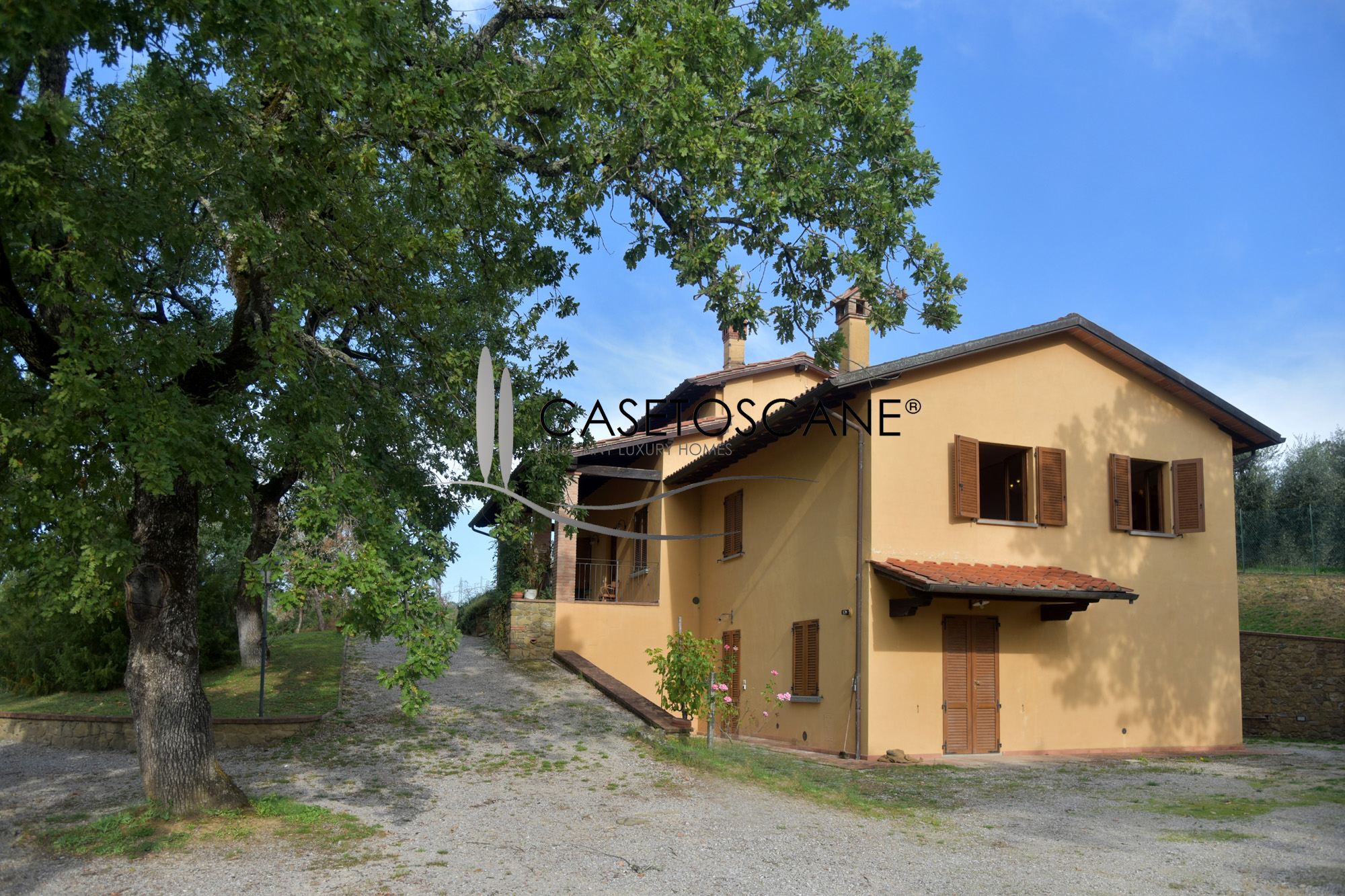 3119 - Villa ristrutturata di mq.300 con due appartamenti, piscina, garage triplo, piscina e terreno ha.2,5 con olivi e boschetto a Monte San Savino (AR).
