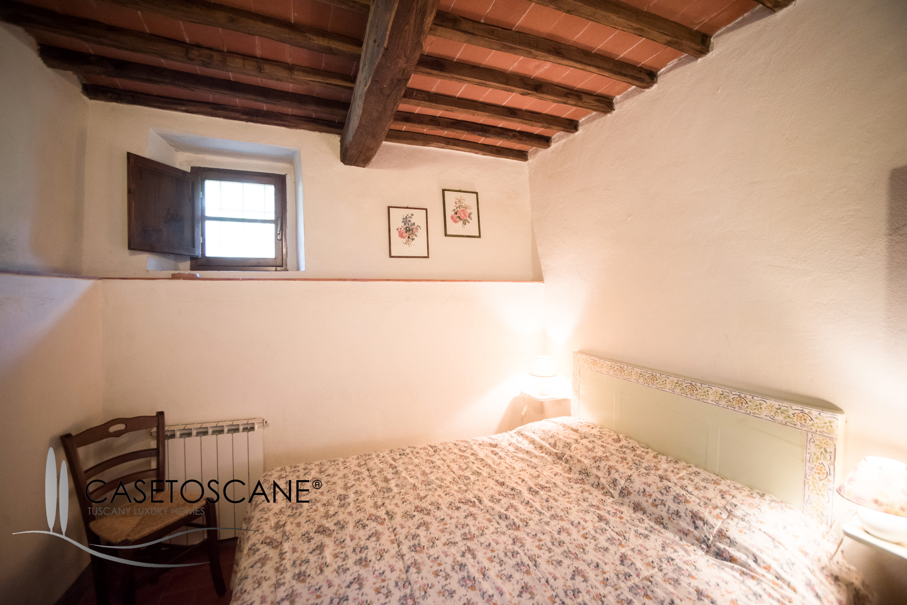3125 - Porzione di antico casale di mq.193 con due appartamenti ristrutturati, giardino privato e piscina comune, nelle colline di Bucine (AR).