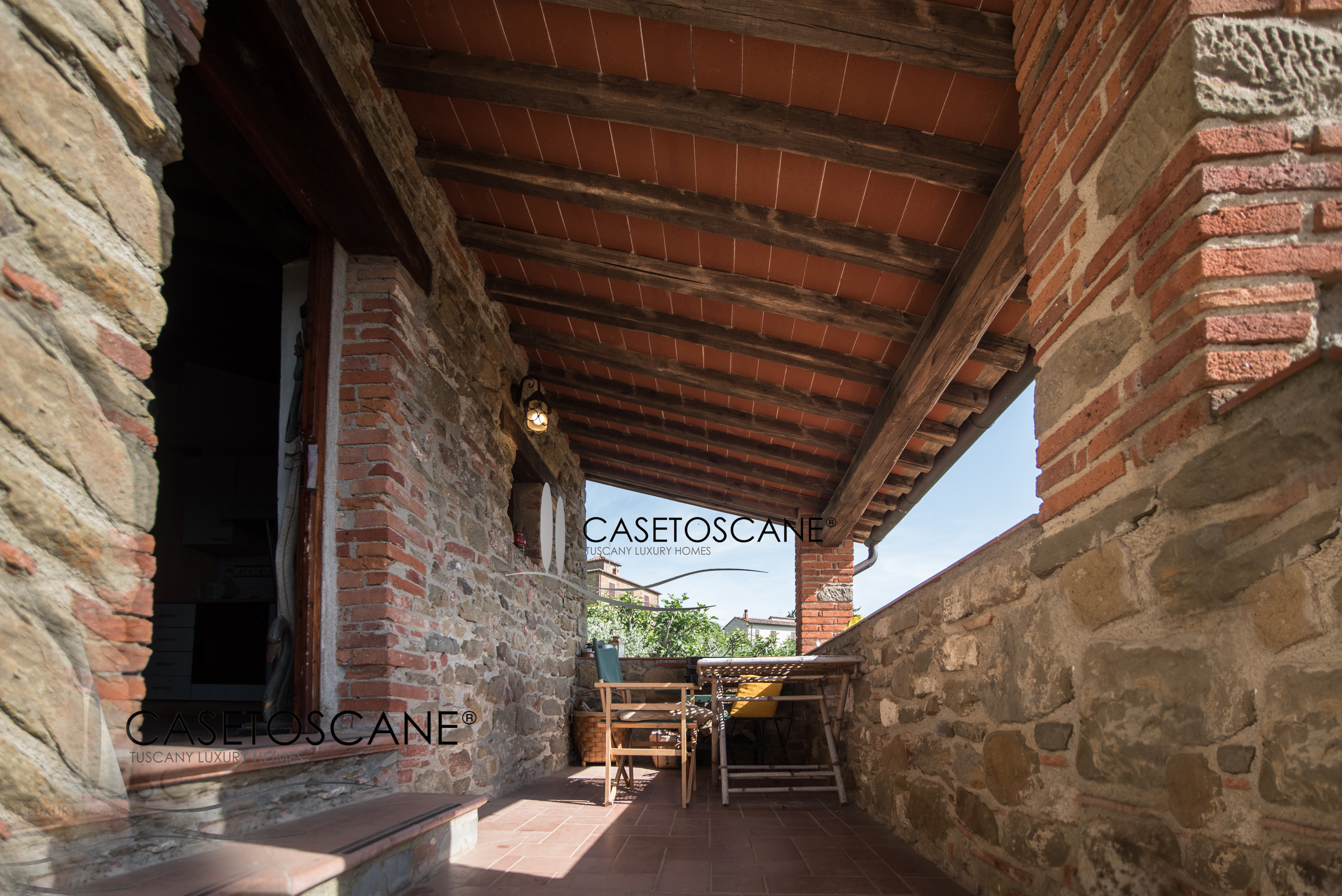 33125 - Porzione di antico casale di mq.193 con due appartamenti ristrutturati, giardino privato e piscina comune, nelle colline di Bucine (AR).