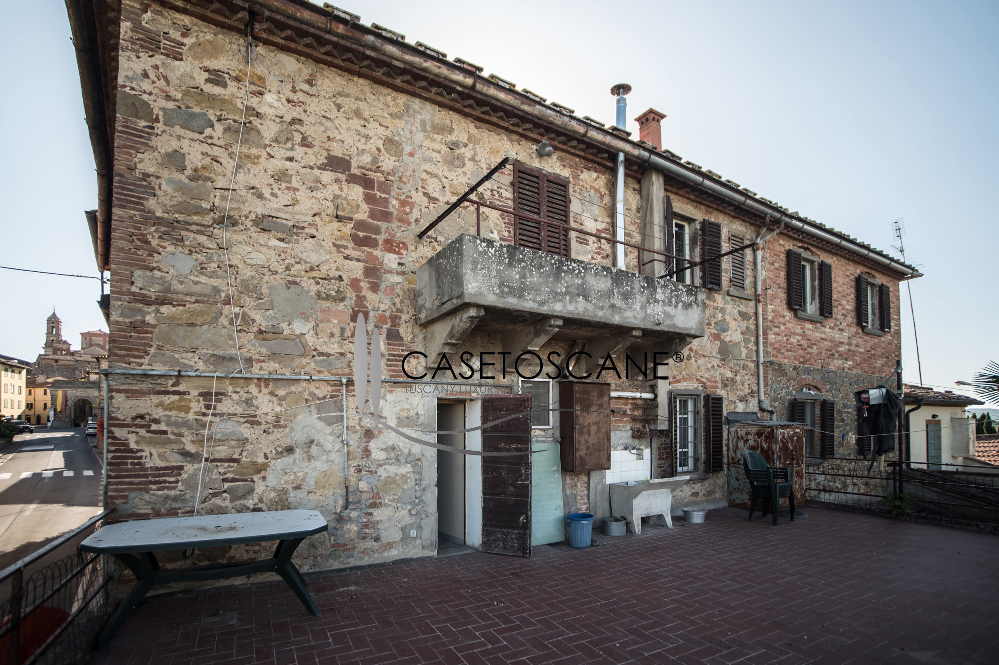 3110 - Porzione di casale di mq.370 circa con due appartamenti, terrazza di mq.80 e giardino di mq.1.100 a due passi dal centro storico di Lucignano (AR).