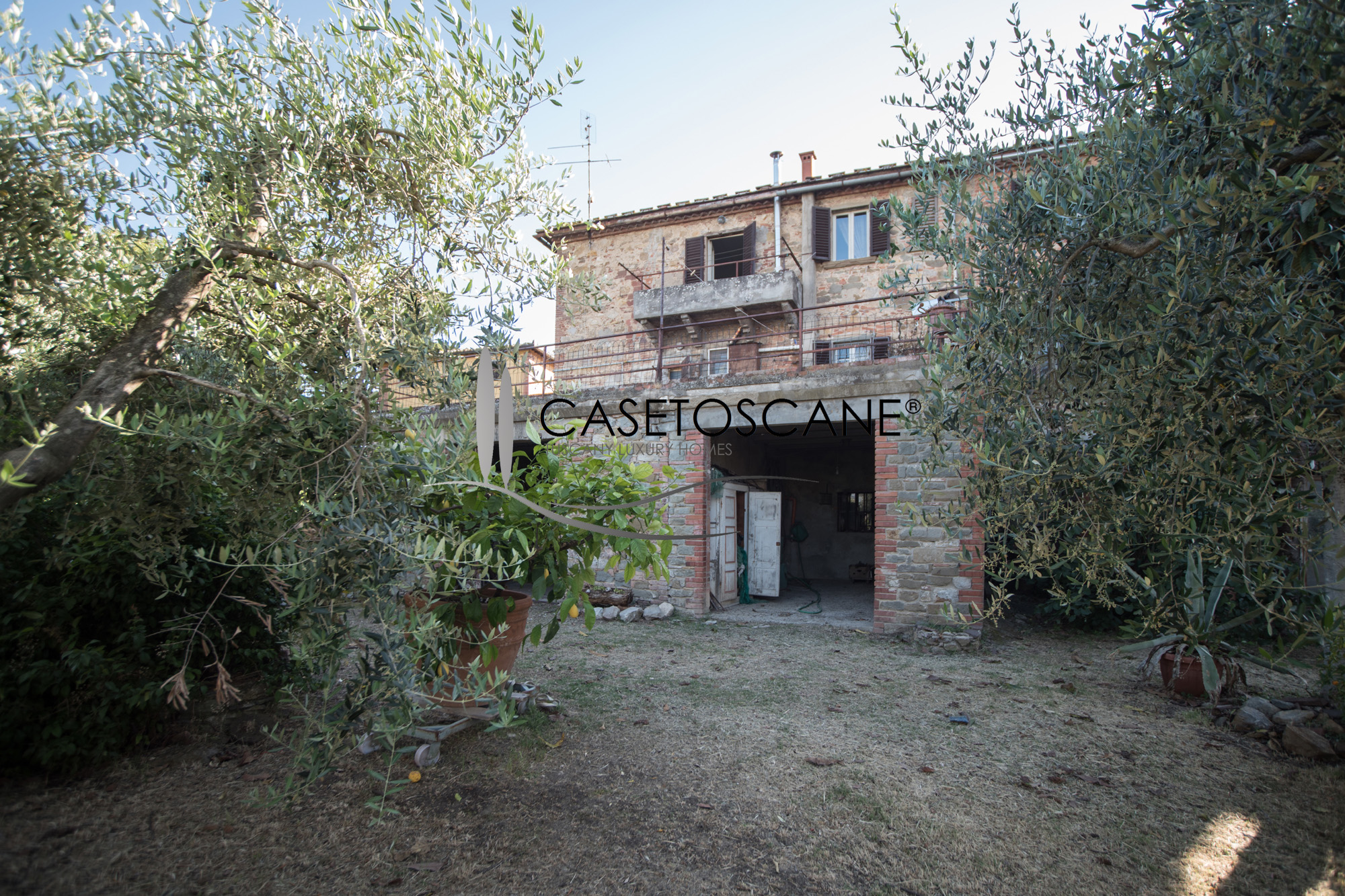 3110 - Porzione di casale di mq.370 circa con due appartamenti, terrazza di mq.80 e giardino di mq.1.100 a due passi dal centro storico di Lucignano (AR).