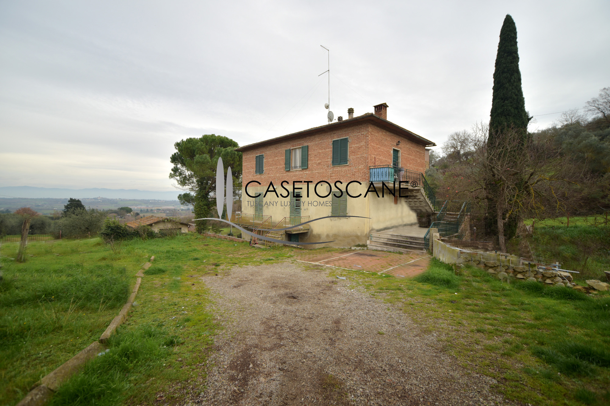 3100 - Abitazione bifamiliare di mq.300 circa da ristrutturare con terreno di quasi un ettaro a due passi dal centro storico di Lucignano (AR).