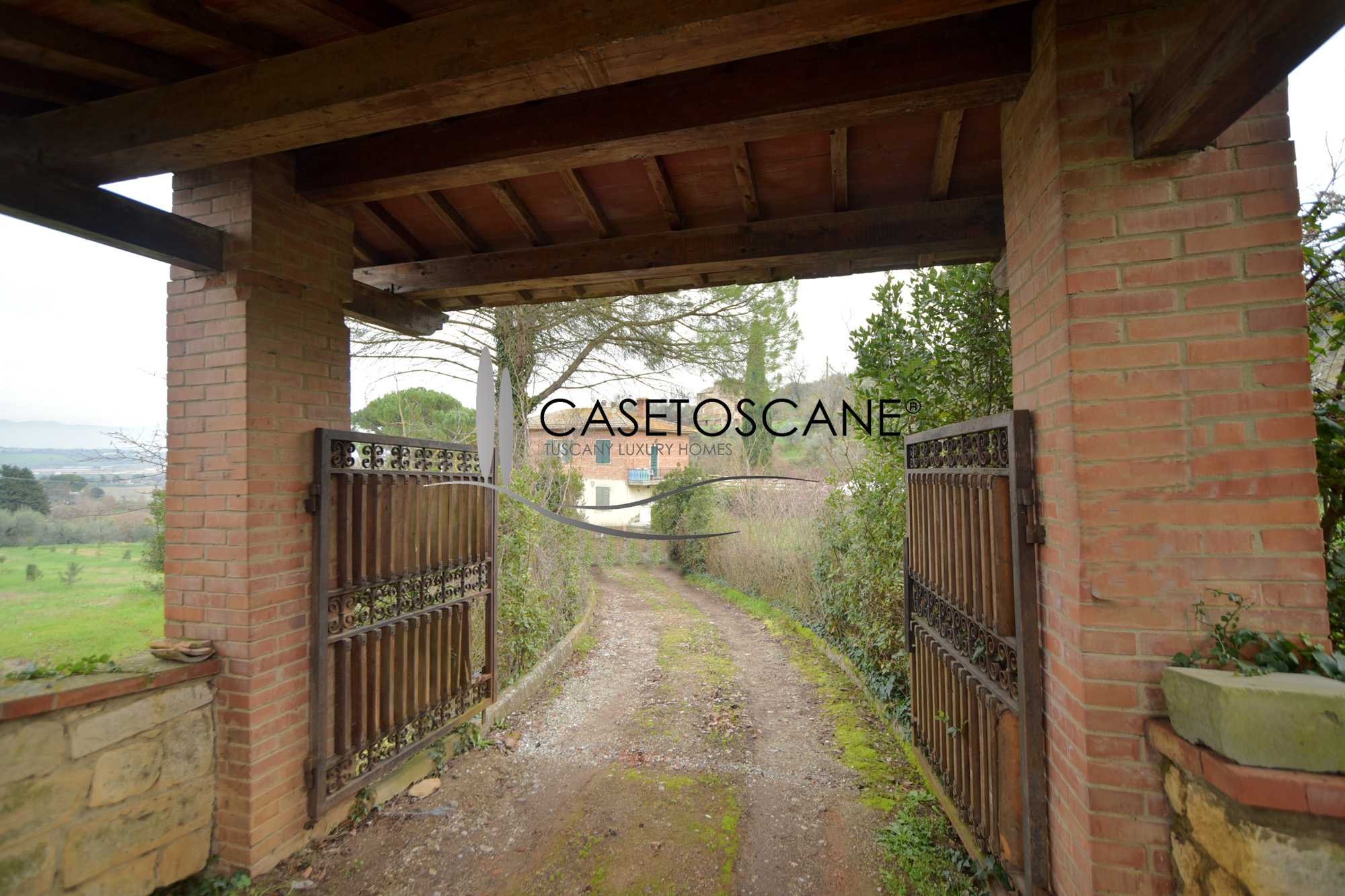 3100 - Abitazione bifamiliare di mq.300 circa da ristrutturare con terreno di quasi un ettaro a due passi dal centro storico di Lucignano (AR).